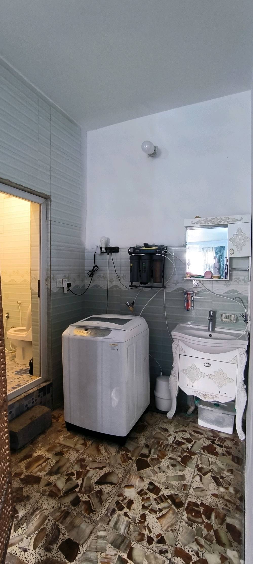 بيت للبيع طابو زراعي سند 25
مع أو بدون الأثاث 

مساحة ٢٨٥ متر (10 × 28،5)
طابق واحد غرفتين نوم وباقي الملحقات
حديقتين وكراج سيارة

السعر 185 مليون بي مجال للشراي 
وين يقع البيت بالضبط؟: 
شارع فندق البارون / قرب عمود 84 
شنو مساحة البناء؟: 
285 منها 120 تحت البناء 
هل يرافق البيع أي أثاث أو تجهيزات؟: 
مع أو بدون الأثاث 
كم عدد الغرف بالبيت؟: 
2
شنو المواصفات الفنية للتكييف والتدفئة؟: 
سبلت عدد 2 / مكيف عدد 1