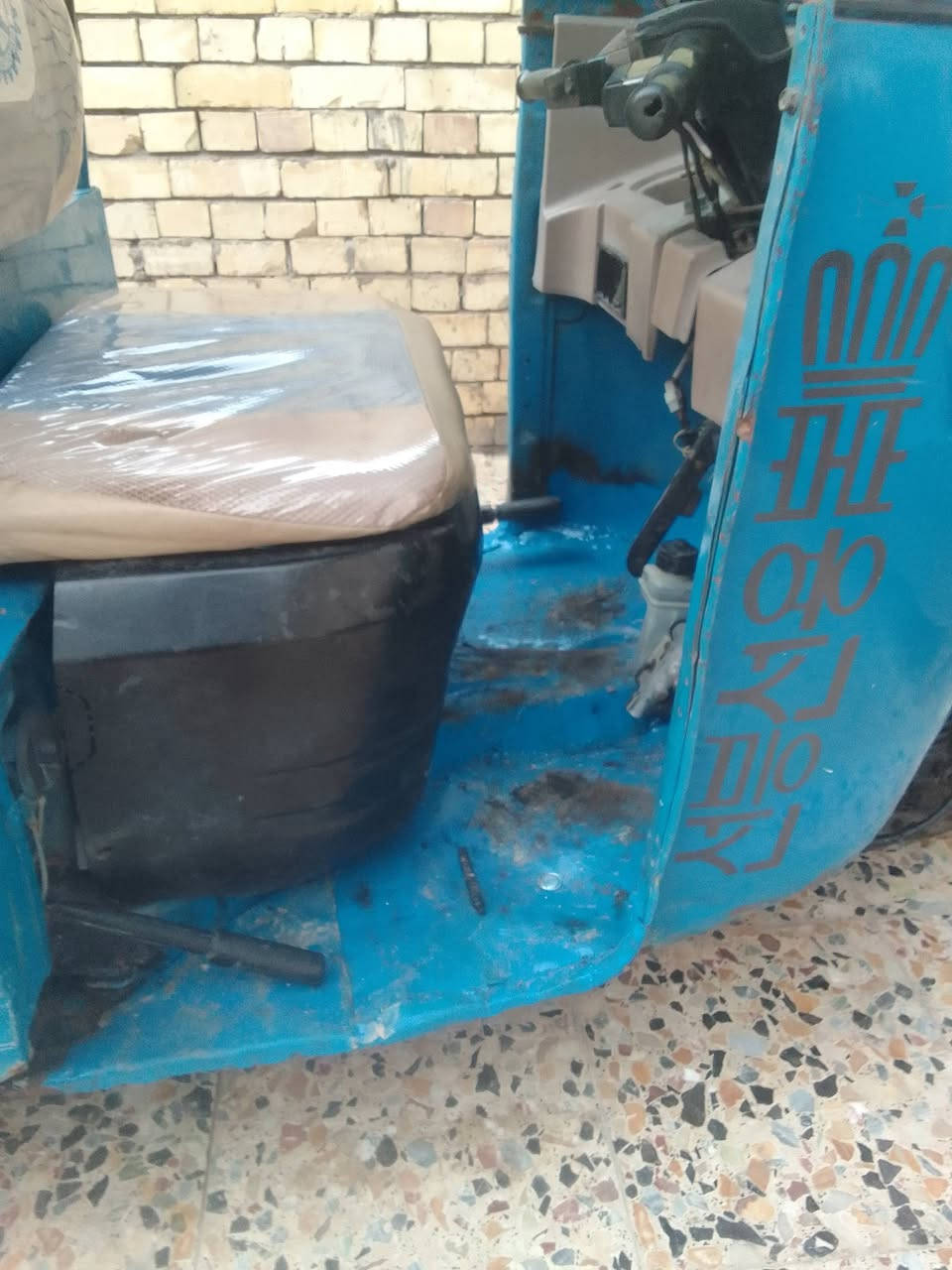 السلام عليكم تكتك مديل17 12يوم29 للبيع كاملة بس دوسة الأممية معمرة فقط بغداد حي نصر  المعامل شارع رظا عويد السعر2750وبيها مجال قليل كلش ربع مذب عليها متواجد فيس وتساب ***********
