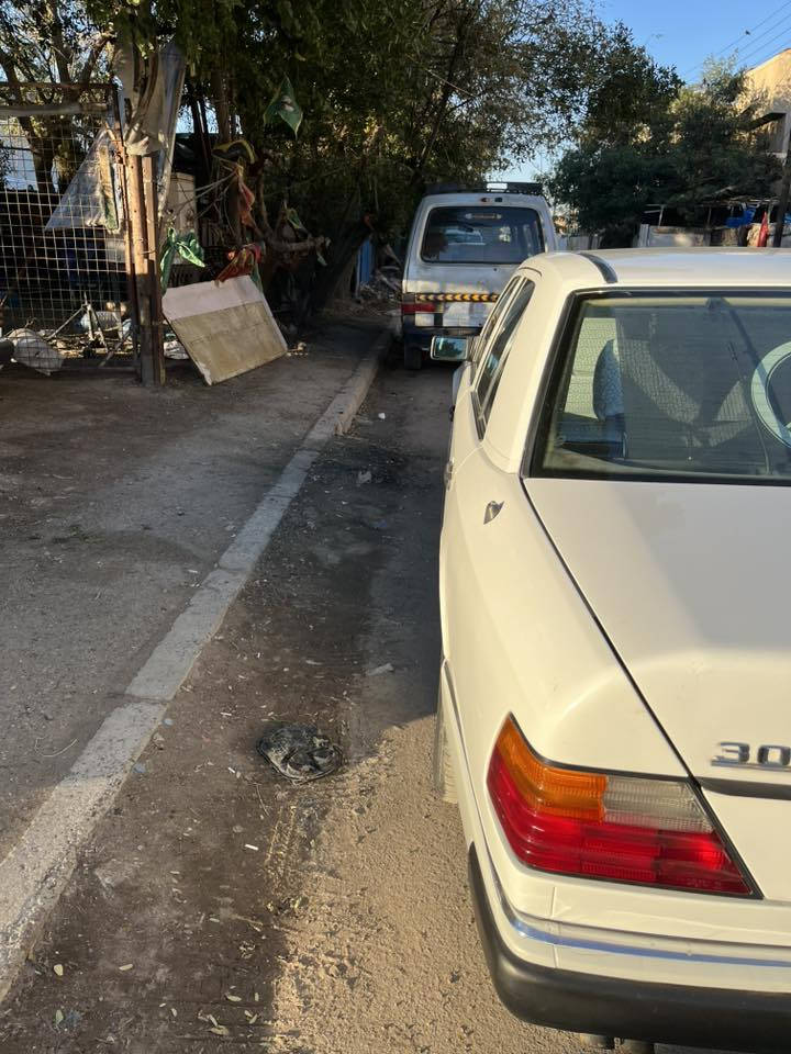 السلام عليكم  مارسدس دب موديل 1992 حقيقي وارد يابان محرك خراطيم بلاد خير من الله السيارة 
بيها كم قطعتين صبغ الجاملغ الأمامي والجاملغ الخلفي للاستفسار عن السعر غير متواجد خاص فقط على هذه الرقم 
***********
