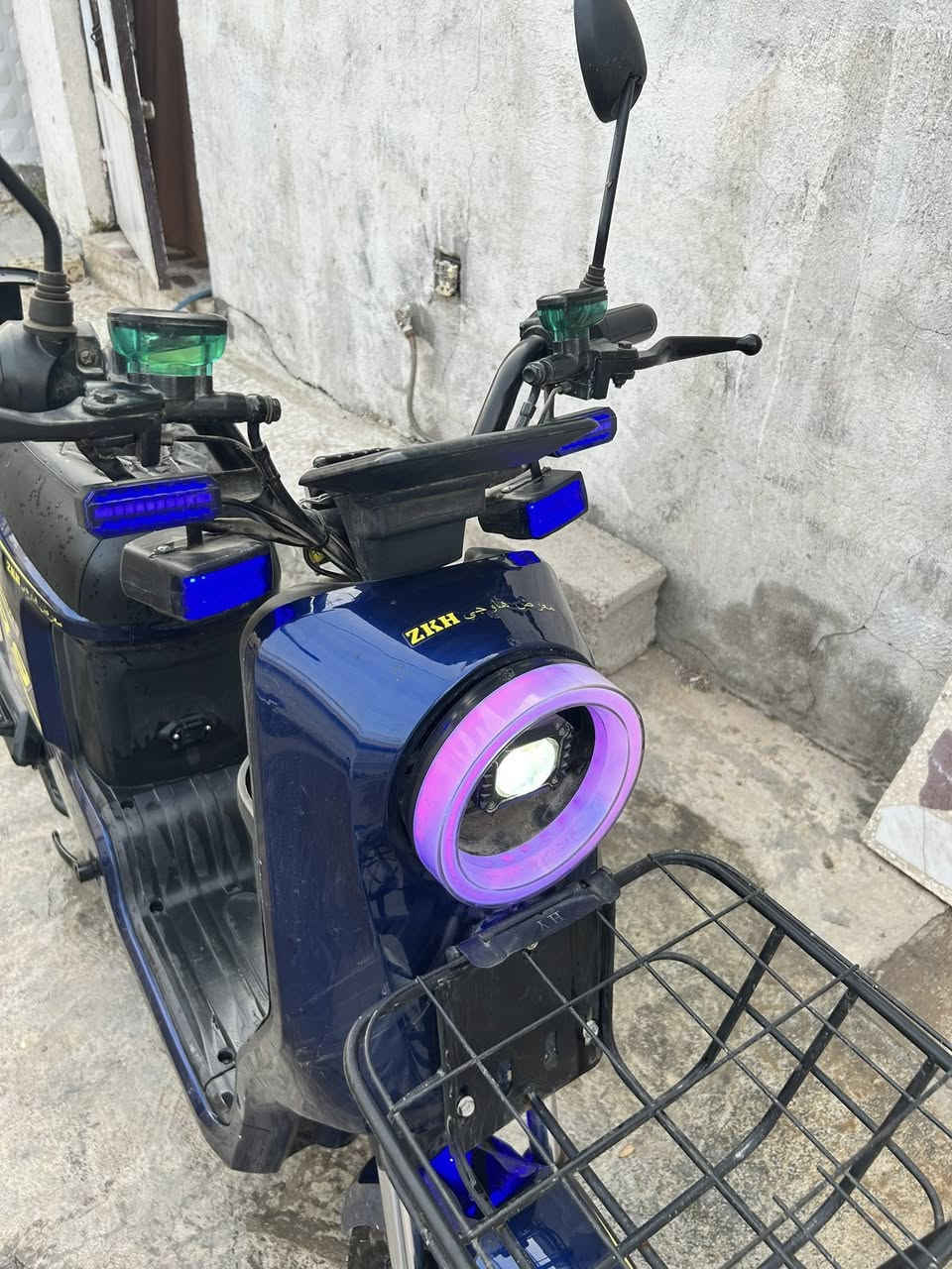 السلام عليكم دراجه R9 للبيع
فول مواصفات 5 بطاريات 🔋 
السرعه تقره 99 ✈️
نشرات عالميه  نشرات لون قوي 🌈
لايت عالي ولايت ناصي 
تبديل سرعه أربع سرعات  
دبل إشاره 🚧
أشاره يمني 
أشاره يسره 
نشرات عالي وناصي 
مرايه خلفيه 
ويه 🎁واير مال بطاريه
ويه 🎁شاحنه اصليه 
كل هذه السعر ٤٩٠ وبي مجال 
الاستفسار عل هذه القناه او رقم 
‏***********

