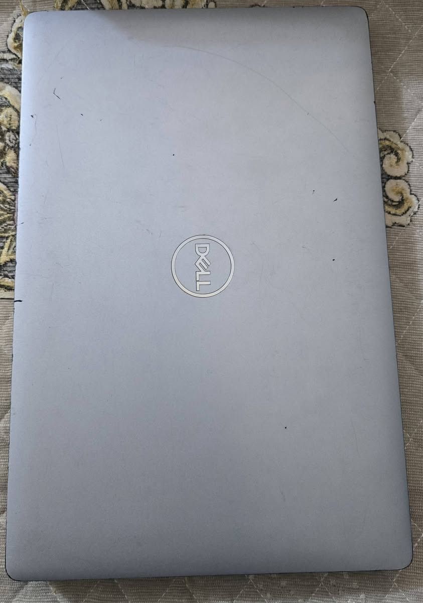 لابتوب ديل (Dell) بمواصفات قوية وأداء عالي للبيع
📌 المواصفات التقنية:

-​الموديل: Dell Latitude 5511

-​المعالج (CPU): Intel Core i7-10850H (الجيل العاشر) -بسرعة 2.70GHz (معالج فئة H المخصص للأداء العالي).

​-الذاكرة العشوائية (RAM): 16 جيجابايت (بسرعة 2400 MT/s).

​(ميزة ممتازة للمشتري: الرام المستخدم هو شريحة واحدة، ويوجد منفذ آخر فارغ "1 of 2 Slots"، مما يعني سهولة مضاعفة الرام مستقبلاً).

-​مساحة التخزين: 512 جيجابايت SSD (يقرأها النظام 477 جيجابايت).

-​كرت الشاشة (GPU): كرت مدمج Intel UHD Graphics.

-​نظام التشغيل: يعمل بنظام Windows 11 (بنية 64-bit).

-​لوحة المفاتيح: كيبورد (عربي / إنجليزي) كامل مع لوحة أرقام جانبية (Numpad).
-كفائة البطارية %80

-​الشاشة: شاشة قياسية (لا تدعم اللمس).

​💡 مميزات إضافية للجهاز:

الجهاز عملي جداً وممتاز للمهام الثقيلة، البرمجة، الأعمال المكتبية، والدراسة بفضل معالج الـ i7 من فئة (H) التي تعطي أداءً أقوى من الفئات العادية.

-الغطاء الخارجي فيه شخوط بسيطة و لا تؤثر على مميزات الجهاز

-الملحقات : 

شاحن اصلي

حقيبة 

ماوس وايرلس 

-السعر 500 الف دينار مجال بسيط.

-مكاني الخالدية الي يحب يتواصل و يستفسر اكثر يتفضل خاص


**إذا كنت صاحب هذا الإعلان وتريد حذفه لأي سبب، رجاءا أرسل رسالة إلى الدعم الفني**