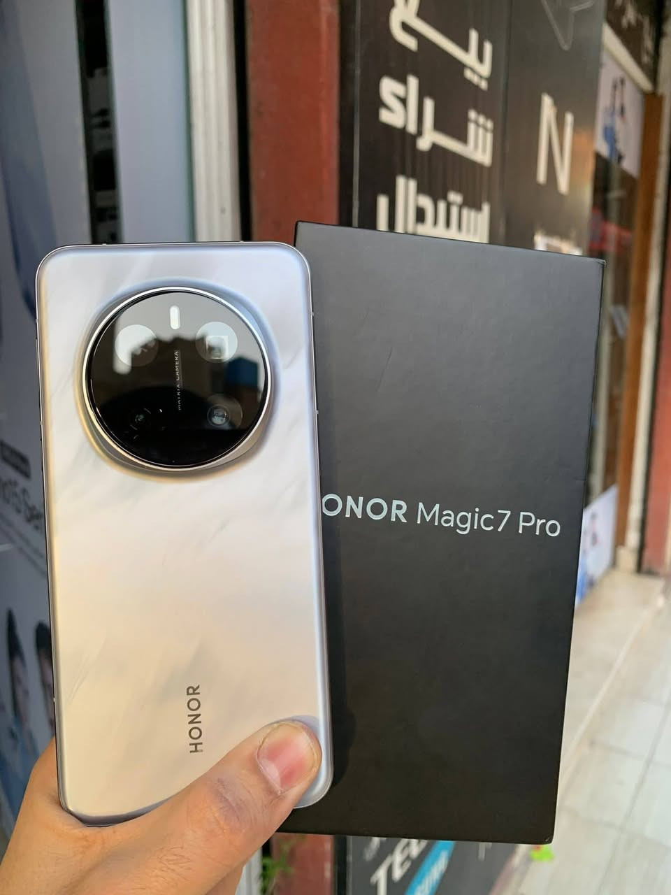 هونر ماجيك 7 برو 5G

📱✨ HONOR Magic 7 Pro

🔹 الأداء الفائق
🚀 يعمل بمعالج Snapdragon 8 Elite الأقوى من كوالكوم، لتجربة سرعة استثنائية وأداء سلس مع الذكاء الاصطناعي المتقدم.

🔹 الشاشة المذهلة
🖥️ شاشة LTPO OLED بحجم 6.8 بوصة، بدقة عالية وسطوع يصل إلى 5000 شمعة لتجربة مشاهدة مريحة حتى تحت أشعة الشمس المباشرة.

🔹 الكاميرات الاحترافية
📸 منظومة كاميرات خلفية (50MP + 200MP + 200MP) مع تقنيات تصوير ليلي متطورة وبورتريه بجودة فائقة، بالإضافة إلى كاميرا سيلفي قوية.

🔹 البطارية والشحن
🔋 بطارية ضخمة تدوم طويلاً مع شحن فائق السرعة 100W سلكي و 80W لاسلكي لتجربة استخدام بلا انقطاع.

🔹 المتانة والتصميم
💧 مقاومة للماء والغبار بمعيار IP68/IP69 مع زجاج مقاوم للسقوط، وتصميم أنيق فاخر يجمع بين القوة والجمال.

🔹 الذكاء الاصطناعي
🤖 مزايا مبتكرة مثل فتح الإشعارات بحركة العين، وتجربة استخدام ذكية تعزز الراحة والأمان

للحجز اتصال علي /***********
