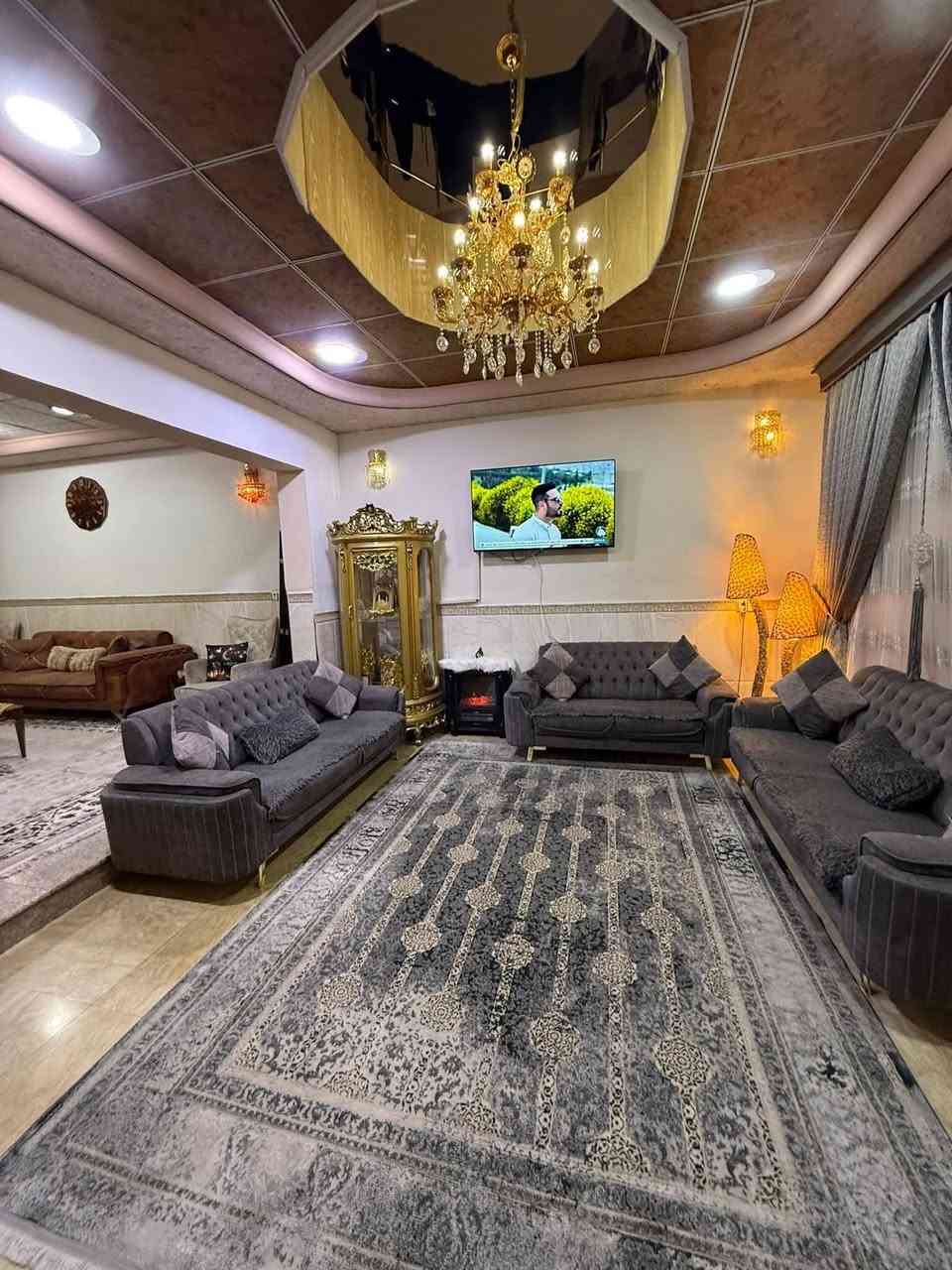 دار للبيع المساحة 205 متر الواجهه 10 طابقين 4 غرف نوم موقع مميز شارع 20 متر حي الزهور مقابيل مطعم كاردن ستي يباع موثث 6 سبالت  السعر 250 وبي مجال 
للاستفسار الاتصال على الرقم( *********** )
