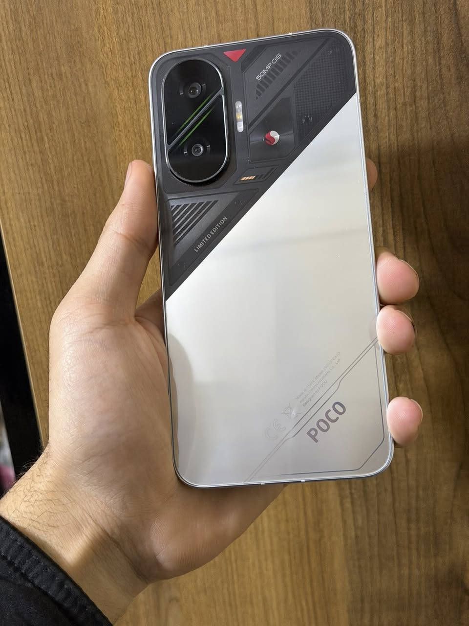 السلام عليكم جهاز F7 ذاكرته 512 بعده بضمان النضافه مثل ما موضح بلصور حته لاسق الشركه ما شالعه شرط انته تشلع الاسق مال شاشه بيدك شخط واحد مابي مكاني بغداد مدينه الصدر للتواصل خاص وليحب يتصل هاذه رقمي ***********
