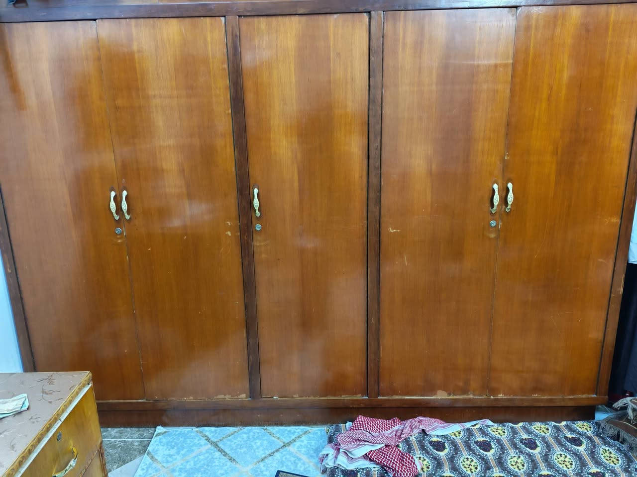 توجد غرفه اخشاب حطاطه للبيع السعر ٦٠٠ بيها مجال حديثه ***********
