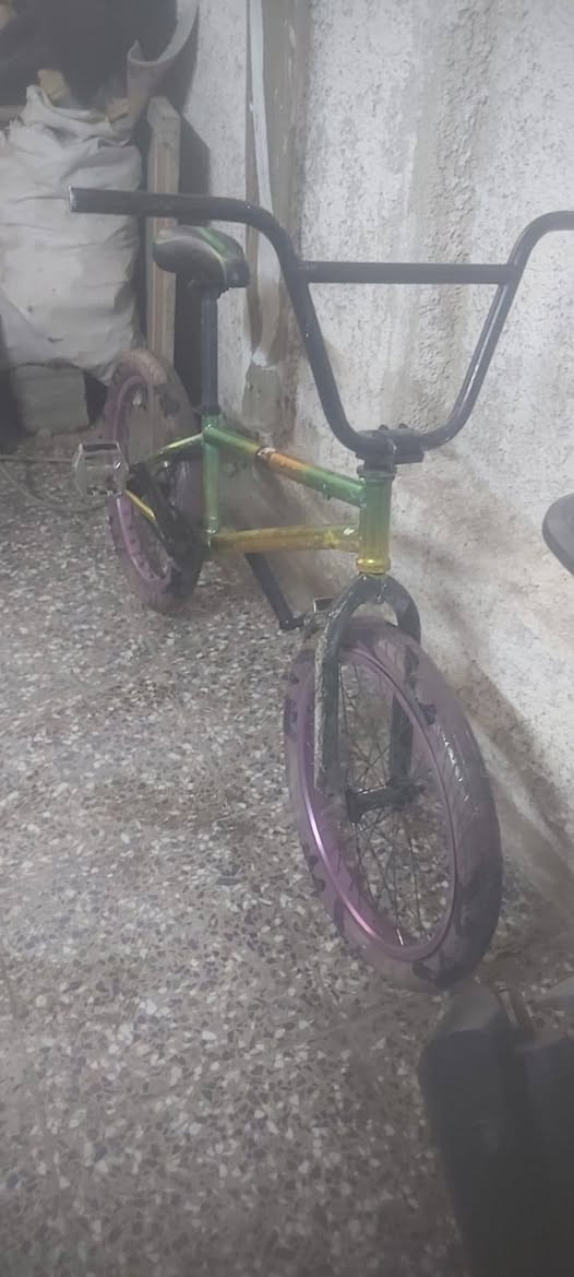 السلام عليكم جيتي للبيع 
بايسكل جيتي سبع الوان  BMX كامل  نضيف  بس التأير الكدام نازل السعر  خاص  او واتساب  ***********
