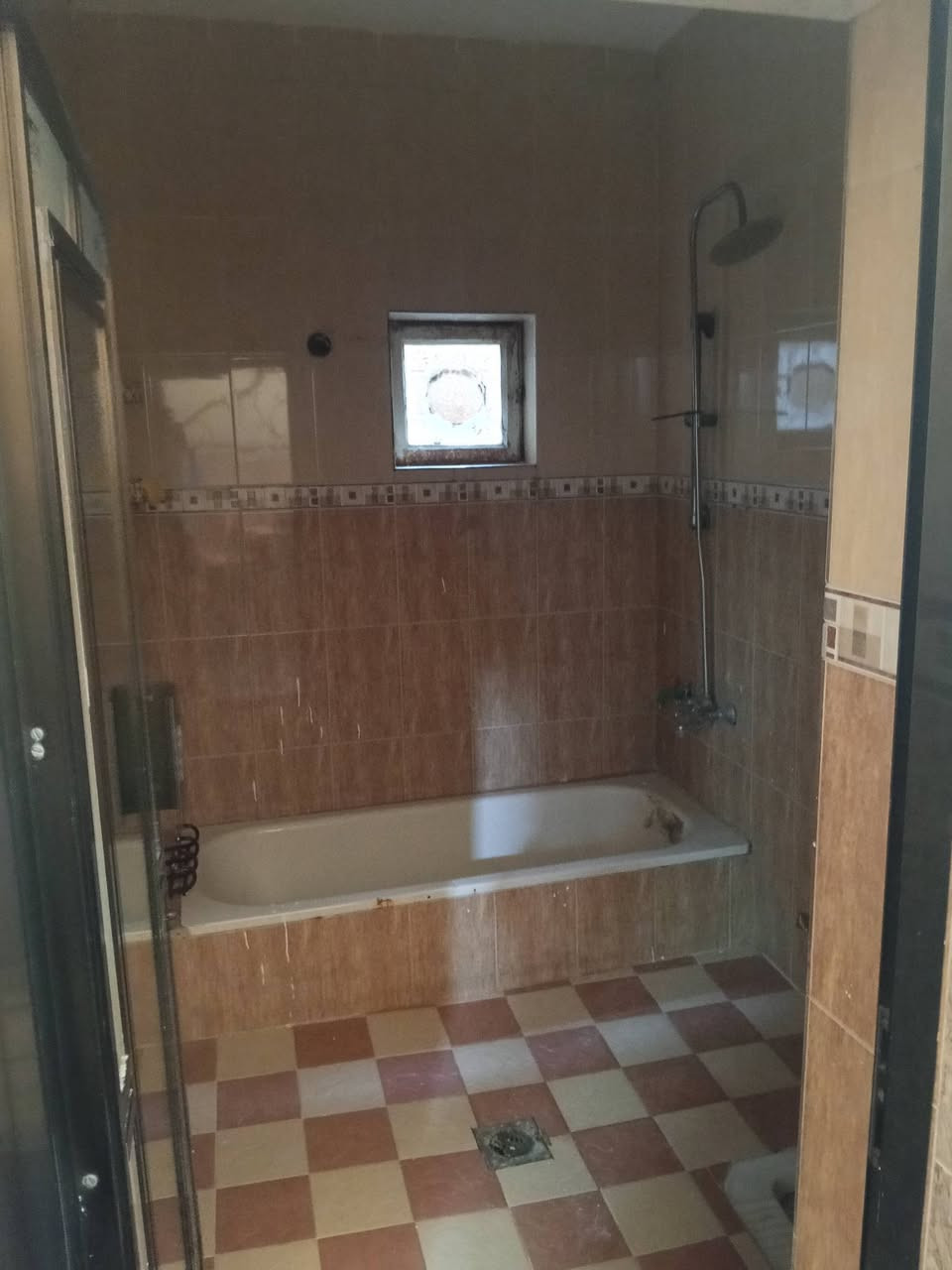 السلام عليكم مكلف بالنشر
🏡 للبيع بيت طابو صرف سكني في الزعفرانية – شارع المعهد (ظهر لحوم طارق)

📐 المساحة: 160 متر

🔹 يتكون من:

- استقبال
- غرفة نوم
- هول
- مطبخ
- صحيات
- الطابق العلوي: غرفتان وصحيات

✅ البيت جاهز للسكن
✅ صبغ جديد
✅ كهربائيات جاهزة
✅ مجاري وصحيات بحالة جيدة
✅ البيت بحالة جيدة جداً ولا يحتاج إلى أعمال إضافية

💰 السعر: 300 مليون دينار عراقي
🤝 ويوجد مجال للتفاوض للجادين إن شاء الله.

للاستفسار والتواصل على الخاص أو الاتصال 
***********
