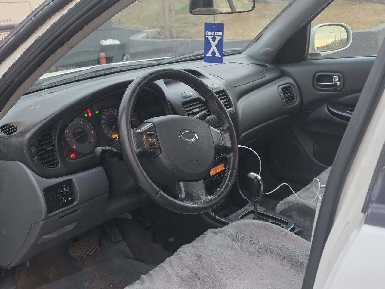 سەنی سامسۆنگ 2009
لێزەری دوبەی
بێ دەعم بێ لێدراو
فوولی بێ سلایت
کوشن جڵدو هیتەر
هەموو گیانی ئیش ئەکات
بەردی سالۆنسای تیایە
سەقفی بەشەرت
تەقەو ڕەقەی نیە

سیعر// 48 گەڵا کۆتای

شوێن //هەڵەبجەی شەهید

***********
