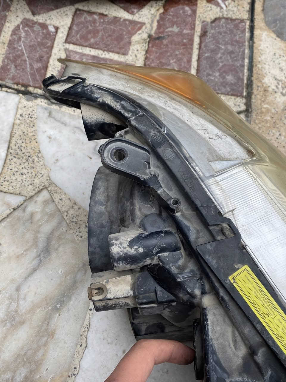 لايت افلون٢٠٠٩ سليم بدون كسر كامل القواعد يحتاج فقط لجلي  مكاني بصره الموفقيه الي حتاجه خلي يخابرني على الرقم وسعر رخيض
***********
