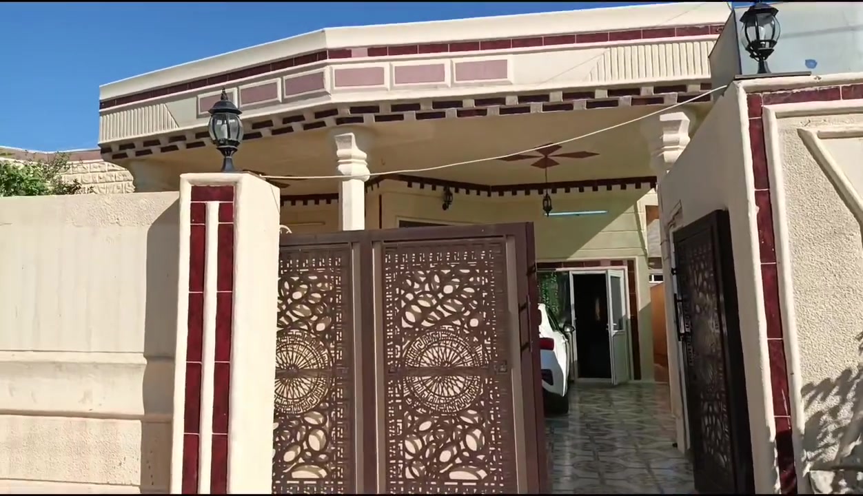 دار للبيع تكريت القادسية حي الجامعه خلف قاعة مسايه مساحة 300 متر واجهه 10 نزال 30 شارع  10 تبليط طابق واحد غرفتين نوم وصاله ومطبخ واستقبال وصحيات وكراج وحديقه وبسعر مناسب جدا للاستفسار الاتصال على الرقم ***********
