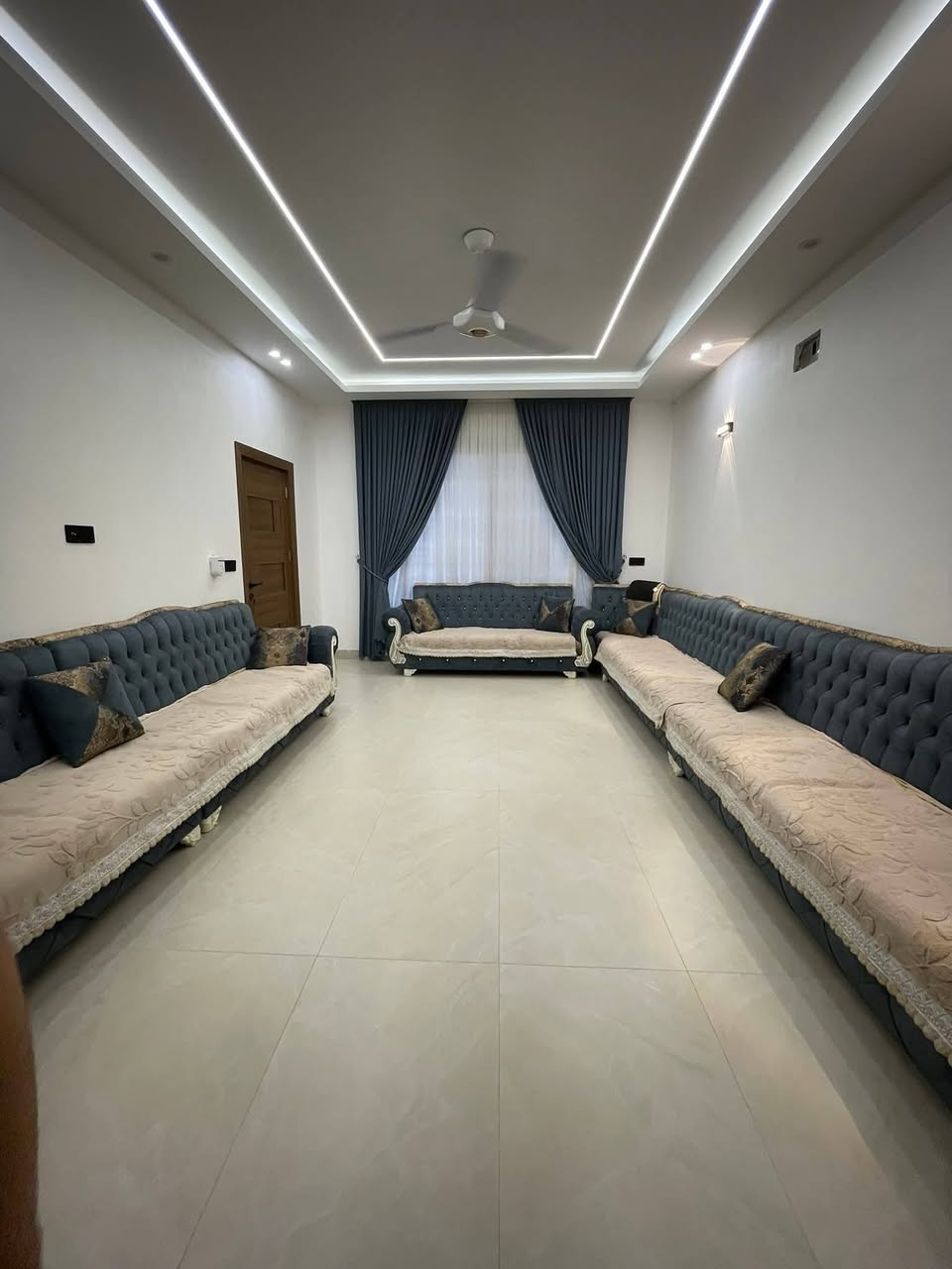 #عروض_عقارات_ركن_الصديق 
دار للبيع في حي الصديق الاولى 
مساحه ٢٠٠ متر بناء فول مواصفات 
سنه البناء ٢٠٢٥ 
طابقين ٥ غرف نوم مع سويتات وخدمات بالطابقين 
اتجاه شروق تام 
للاستفسار مراجعه مكتب البدوي الواقع في حي البلديات 
او الاتصال بنا *********** /*********** 
((ملاحظه لانتعامل برفع سعر العقار نجمع البائع مع المشتري)) 
((» نستقبل عروضات في جيمع احياء جانب الايسر«))
