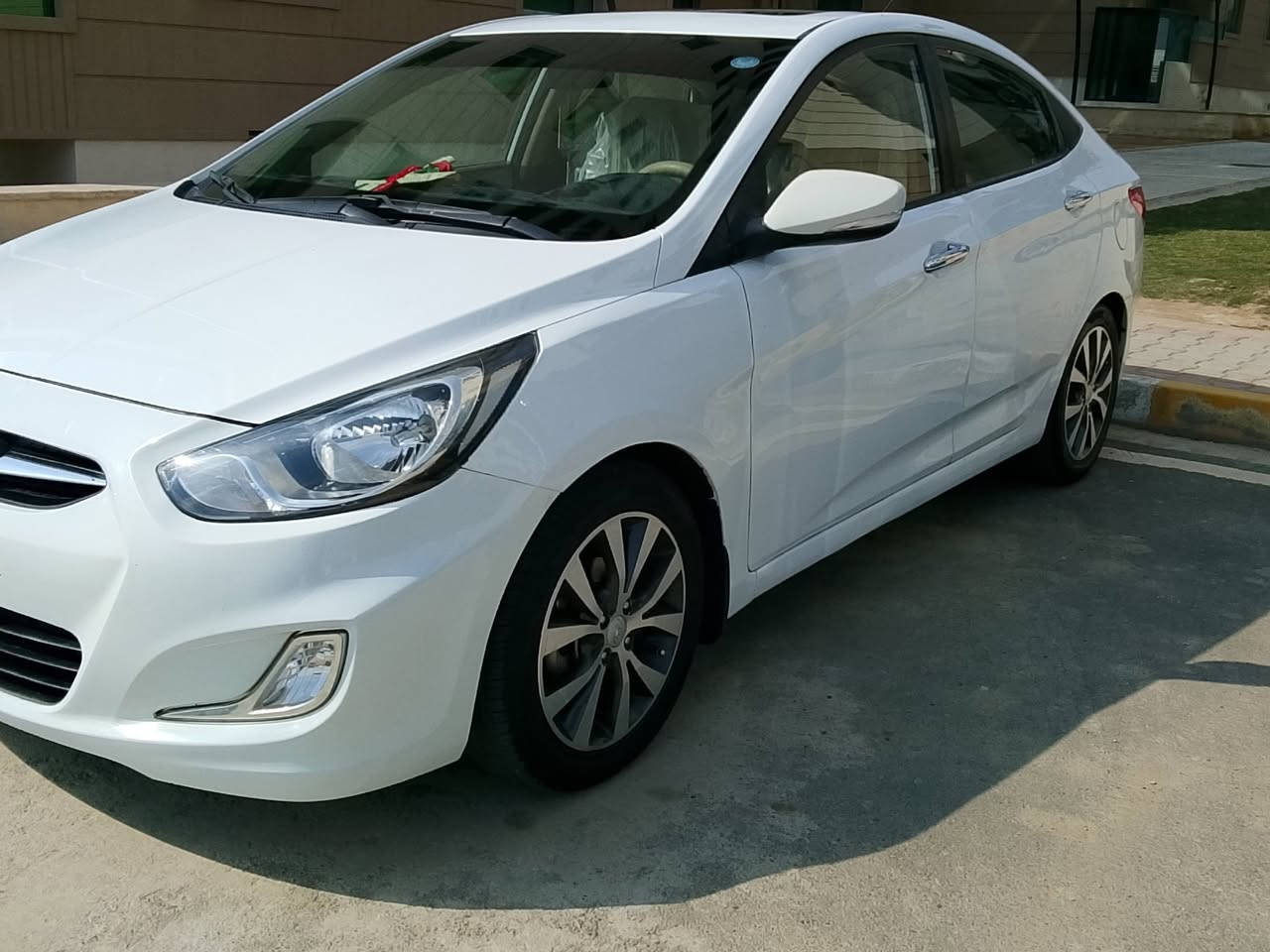 السلام عليكم
#اكسنت مضلع موديل ١٢
مواصفات 
٤دسك 
٥ويلكب 
٥تكوات
سلايت 
تحكمات ستيرن 
شاشه +كاميرا 
رقم جديد وهزه جديده 
محرك شرط +كير شرط 
كل الكهربائيه جاهزه وعليها للسياره ادامه كامله 
طخمها جديد 
تدفئه تبريد كمبريسر جديد 
ملاحظه السياره بيها بارد  وبيها كارت مكانين 
للتواصل والاستفسار 
***********
شرط التحويل !!
