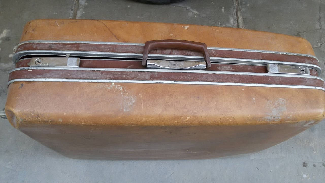 السعر ١٠ فقط نهائي
حقيبة سفر قديمة عظم
وحقيبة سفر قديمة جلد
المفتاح مفقود
هيكل صلب جدا والثانية متوسط
السعر ١٠ فقط نهائي للقطعة الواحدة
بغداد ... المنصور
للاستفسار تواصل خاص او بالتعليقات


**إذا كنت صاحب هذا الإعلان وتريد حذفه لأي سبب، رجاءا أرسل رسالة إلى الدعم الفني**