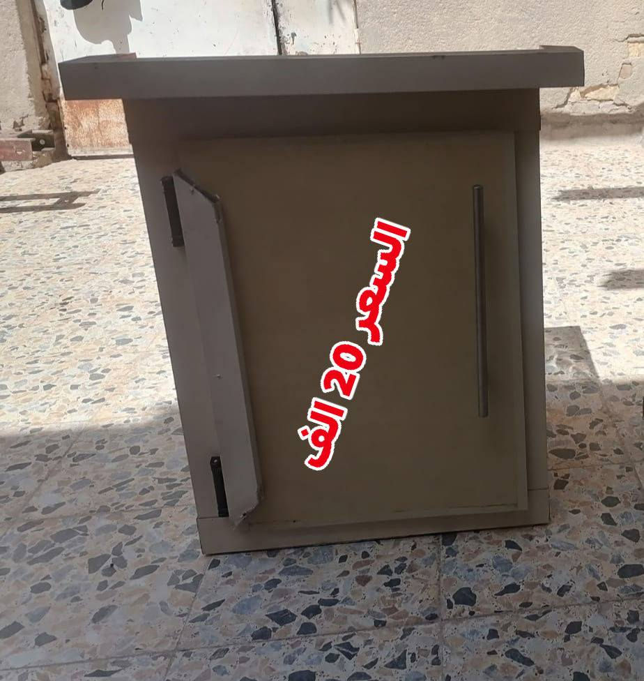 للبيع ميز مكتب نضيف،،  الشراي  يتصل ***********
