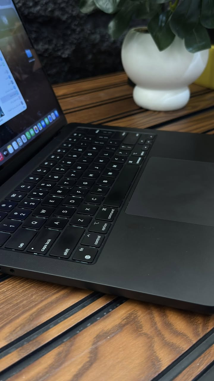 للبيع وحش الإنتاجية: MacBook Pro M3 Pro (18GB RAM / 512GB) - أداء احترافي
:
السلام عليكم،
للبيع لابتوب MacBook Pro الأصلي، معالج M3 Pro الخارق، المخصص للمصممين، المبرمجين، ومحرري الفيديو. الجهاز غني عن التعريف من ناحية السرعة والتحمل.
المواصفات العالية:
 المعالج: Apple M3 Pro (أداء جبار مع الرندرة والمهام الثقيلة).
 الذاكرة (RAM): 18 جيجابايت (تنسى شيء اسمه تعليق أو بطء).
 التخزين (SSD): 512 جيجابايت فائق السرعة.
الحالة الفنية والملحقات:
 النظافة الداخلية: الجهاز أخو الجديد، أداء 100%، الشاشة والبطارية واللوحة بحالة ممتازة جداً ولم يخضع لأي صيانة نهائياً.
 الملحقات: يأتي مع الشاحن الأصلي فقط (بدون الكرتونة).
 الملاحظة الجمالية: توجد آثار خفيفة لمكان ملصقات (ستيكرات) على ظهر اللابتوب، يمكن إخفاؤها بسهولة بملصق جديد أو كفر، وتم مراعاة هذا الشيء في السعر .
السعر: [ 2,100,000]


**إذا كنت صاحب هذا الإعلان وتريد حذفه لأي سبب، رجاءا أرسل رسالة إلى الدعم الفني**