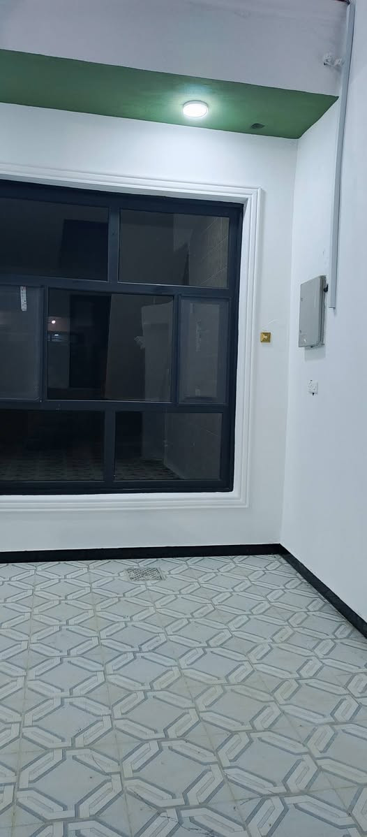 السلام عليكم دار للبيع المساحه 200
طابو زراعي سند 25 بناء حديث 2026 الطابق الاول 
يتكون من غرفتين نوم صاله ومطبخ وكلدور وصحيات 
 وكراج سياره 7 في 5 
الطابق الثاني غرفتين نوم ومجمع صحيات  المكان 
حله ورديه داخل قرب الامام سيد موسى  ثاني بيت 
عن التبليط الشارع عرضه 7متر  السعر 130 للاستفسار 
***********
