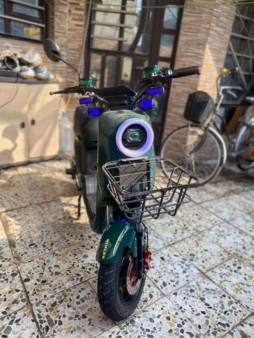 السلام عليكم دراجه شحن R9 للبيع موديل الدراجه 2025 بطاريات 5 كبار جديده كلش تايرات امامي خلفي كله جديد الدراجه مزوده سماعات بلادي وشاشه ديجيتال اربع سرع  السعر 450 وبي مجال للطيبين رقمي ***********
