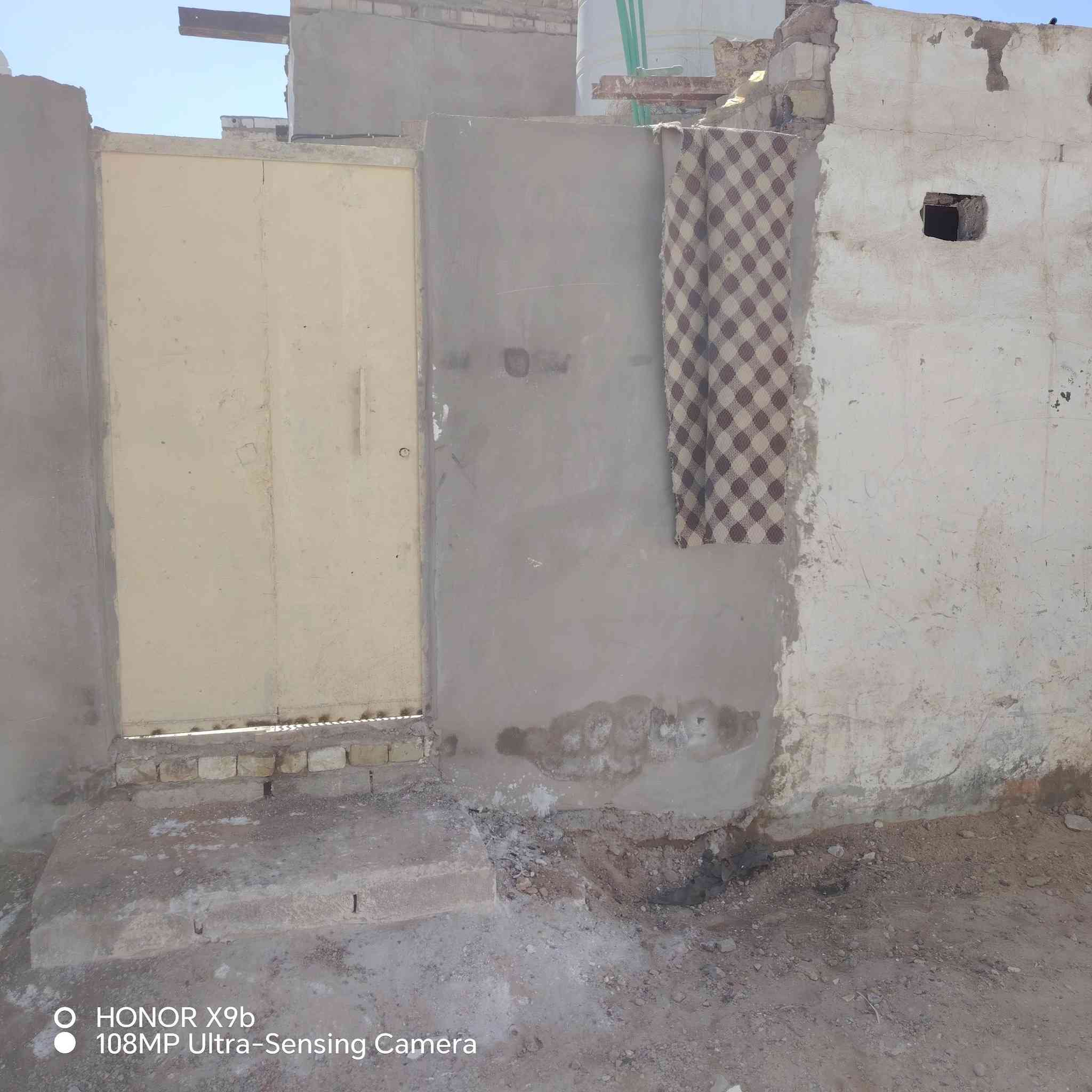 سلام عليكم يوجد بيت ايجار  100 متر شارع المطار الجديد يم مخبز بغداد  قريب على شارع العام  غرفة وصاله ومطبخ وستقبال وصحيات بره وجوه وبعد بيه هواي  تفاصيل  مكتب الصدرين  ***********
