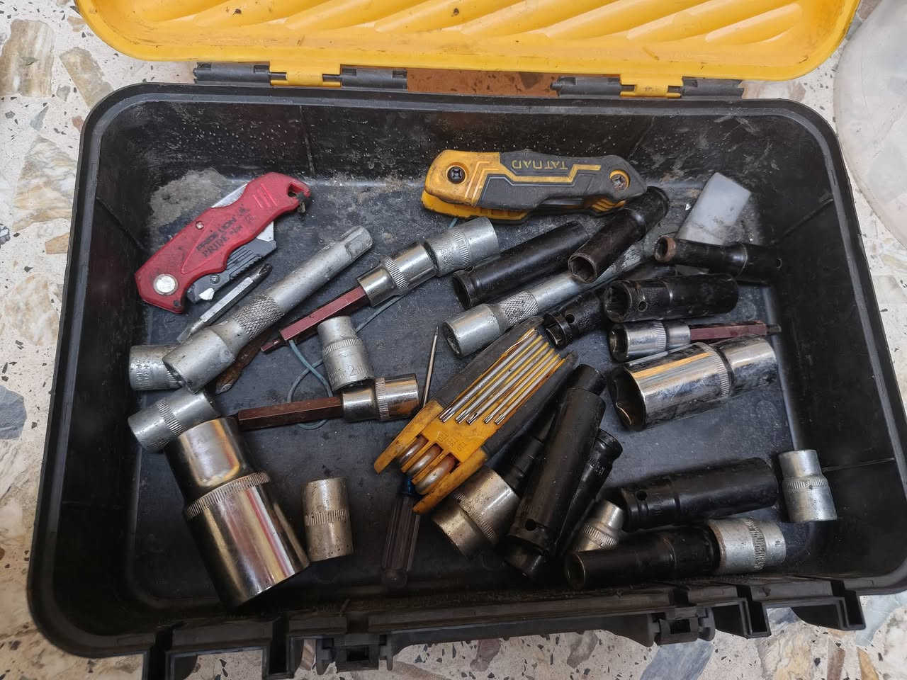 سلام عليكم عده كامله جان عندي محل مال فيتر وعزلت للبيع ابيعهن كلهن شلع ***********
