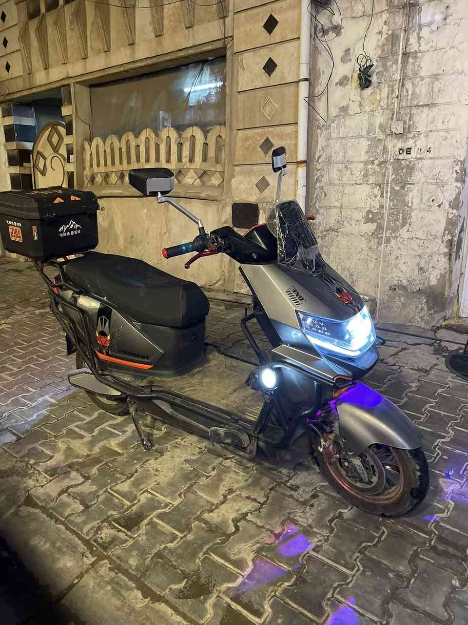 🚨 للبيع دراجة كهربائية بحالة الوكالة 🚨
🔹 الماركة: KOREA-MR
🔹 الاستخدام: شهرين فقط
🔹 الممشى: قليل جداً (نظيفة وما ماشيه تقريباً)
🔹 الحالة: ممتازة جداً / بدون أي عطل
🔹 البطارية والمحرك: شغالين 100%
🔹 الشكل: سبورت وجاهزة استخدام

الدراجة جديدة تقريباً، استعمال خفيف كلش، وما محتاجة أي صرف.
سبب البيع: متوازي على فلوسها. اي استفسار ع هذا الرقم ***********
