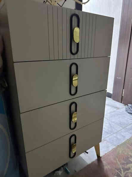 لام عليكم اثاث كامل للبيع مابيع كلشي وحد 
غرفة نوم 8 قطع أضرار بسيطه 
غسالة LG 
كاونتر قطعتين سنك وملحق 
تخم كورنر 8 مقاعد ضرره بسيط 
طباخ 4 عيون نضيف 
قنينة غاز 
ميز. بلازما 
سبلت طن ونص 
مرشحة طباخ غير مستخدمة جديده 
عنواني بغداد القادسية 
للتواصل خاص او واتساب ***********
