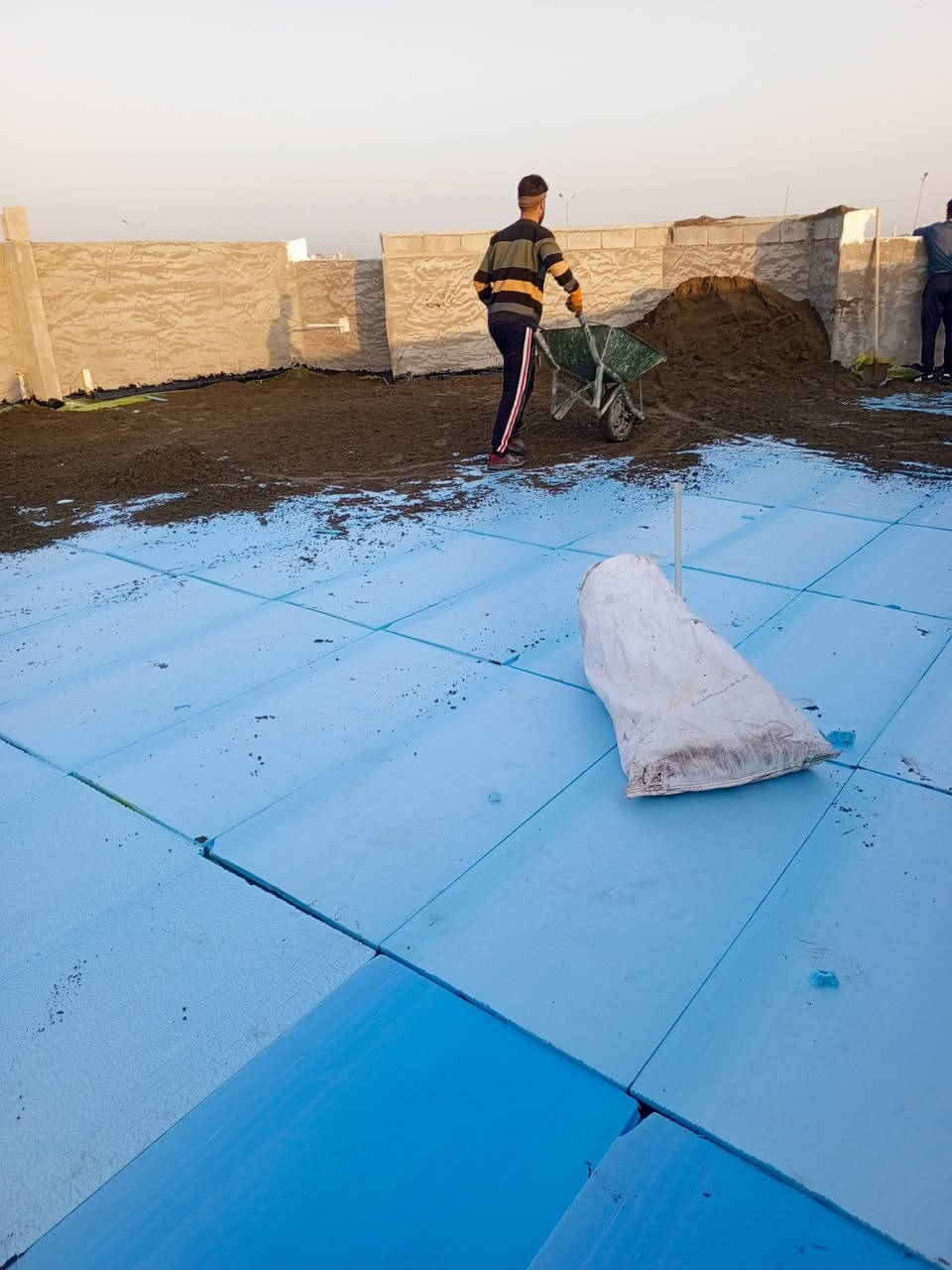 سلام عليكم
نشتغل اشتايكر والجير السطح وجير أساس نشتغل كرسته وعمل ونشتغل بس عمل ونشتغل جير بارد اكو عوازل حرارة مثل الفوم أو الفين اكو احجام وقياسات حسب المواد صيانه ماستك تنظيف السطح قبل الشغل مساحه صغيره تنحسب قطعي التواصل رسول العسافي 
واتساب ***********
