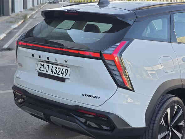 جیلی ستارڕای ٢٠٢٥ فول مواسەفات
زەمانی ٥ ساڵ
تەنها ٢٠٠٠ هەزار کم ڕۆیشتوە 

● بزوێنەری ٢.٠ لیتر تۆربۆ (2.0L Turbo) بە هێزی ٢١٨ ئەسپ.
● گێڕی ٧ نمرەی دووتەقە (7DCT) کە زۆر خێرا و نەرمە.
● سیستەمی لێخوڕینی فرە دۆخ (Eco, Sport, Comfort, Adaptive).
​رووکار و دەرەوە:
● سەقف پانۆرامای گەورە (Panoramic Sunroof).
● ویلی ٢٠ ئینچ (قەبارە گەورە و شێوەی سپۆرت).
● لایتەکانی پێشەوە و دواوەی LEDی پێکەوە بەستراو (Full Width Light Bar).
● لۆگۆی جیلی پێشەوە ڕووناکی هەیە.
● سندووقی دواوە کارەبایی (جەگە).
● ئاوێنەی لایەکان کارەبایی و ئۆتۆماتیك (Auto Fold).
​● داتا شۆ
● بەسمە و سیستەمی داگیرساندنی زیرەک.
● شاشەی ناوەڕاستی گەورەی ١٣.٢ ئینچ (بە شێوەی ستوونی).
● شاشەی دەشبۆڵ (کیلۆمەتر) دیجیتاڵی ١٠.٢ ئینچ.
● پڕۆسێسەری بەهێزی سناپدراگۆن ٨١٥٥ (Snapdragon 8155) بۆ خێرایی شاشەکە.
● سیستەمی دەنگی ئینفینیتی (Infinity) بە ٩ بڵندگۆ (لەگەڵ بڵندگۆی ناو سەرینەکان).
● کوشن جلد (Leather Seats) لە جۆری کوالێتی بەرز.
● کوشنەکانی پێشەوە کارەبایین.
● کوشنەکانی پێشەوە سیستەمی ساردکردنەوە  (تەبريد هەیە)
● ڕووناکی ناوەوە (Ambient Light) بە ٧٢ ڕەنگ (لەگەڵ مۆسیقا دەگۆڕێت).
● گێڕی ئەلیکترۆنی کریستاڵ.
● شەحنی بێ وایەر (Wireless Charger) بۆ مۆبایل.
● فەرمان (سوکان)ی אנتی بەکتریای چوار بەش.
​
● کامێرای ٣٦٠ پلەی ٥ ڕەهەندی (540° view) کە ژێر ئۆتۆمبێلەکەش پیشان دەدات.
● ڕاداری پێشەوە بۆ کۆنتڕۆڵی خێرایی (Adaptive Cruise Control).
● سیستەمی برێکی کتوپڕ (Automatic Emergency Braking).
● سیستەمی دیاریکردنی ڕێڕەو (Lane Keep Assist).
● سیستەمی خاڵی کوێر (Blind Spot Monitoring) لە ئاوێنەکاندا.
● هەستەوەر (Hassa)ی پێشەوە و دواوە.
● خوێندنەوەی هێماکانی هاتووچۆ.

سعری ٢٣٥ گەڵا 
***********
