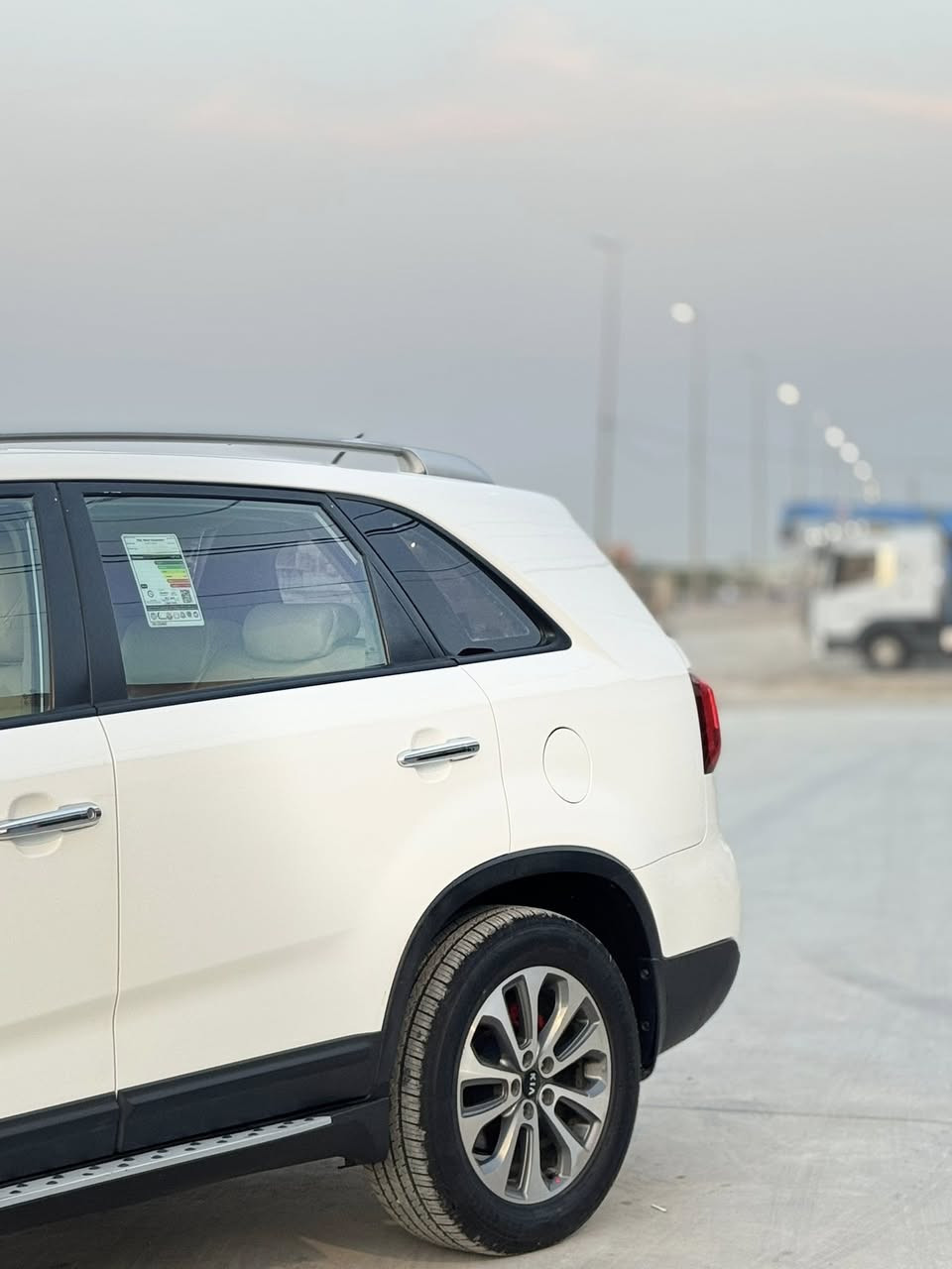 السلام عليكم
للبيع KIA SORENTO 
موديل:2014✅
اللون:ابيض 
رقم بغداد
🔅سبعه راكب
🔅سته سلندر
🔅3قطع تبريد
🔅نضام ECO الاقتصادي
🔅مري شفط
🔅اشاير مرايه 
🔅حساسات إماميه 
🔅حساسات خلفيه
🔅مثبت سرعه
🔅تبريد بيانو
🔅يدات نيكل 
🔅تحكمات ستيرن 
🔅مانع انزلاق 
🔅دفع رباعي 
🔅منضومه زنون كامله
🔅لد امامي
🔅شاشه ايباد + كامره داخل الشاشه
🔅 ماشيه 122 الف وقابل للزياده 
🔅ويل حجم 18 كروم 

السياره جديده وخير من الله مكفوله عدا صبغ بالدعاميه الخلفيه فقط.
السعر:180 وبيها مجال

مكان السياره الأنبار/هيت
هـ/***********
