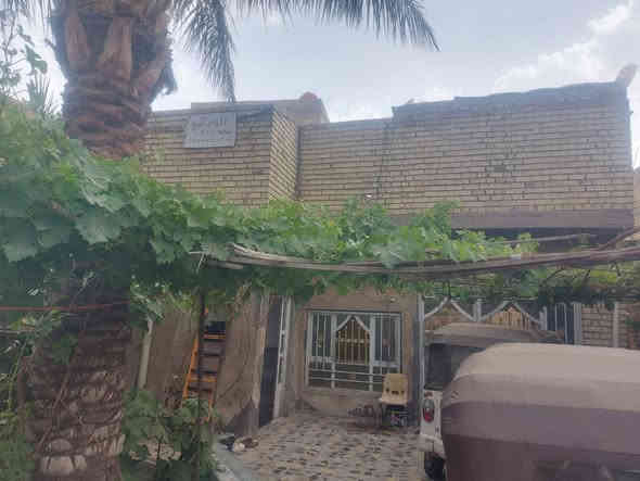 دار للبيع مساحة ٢٥٠ م واجهة ٥ ،١٢ م ونزال ٢٠ م زراعي سند ٢٥ باسمي من التسجيل العقاري بغداد حي السفير مقابل سكلة ابو جمال مكونه من ٢ غرف وصالة  واستقبال ومطبخ وحمام وكراج  كبير وحديقة مثمرة تغطي كل المساحة الخارجية وصحيات خارجية أرضية البيت كرانيت درجة أولى   ثلاث خطوط ماء . خابط واسالة ،كهرباء وتبليط ومجاري . يصلح ان يقسم دارين .اتصل  ***********
