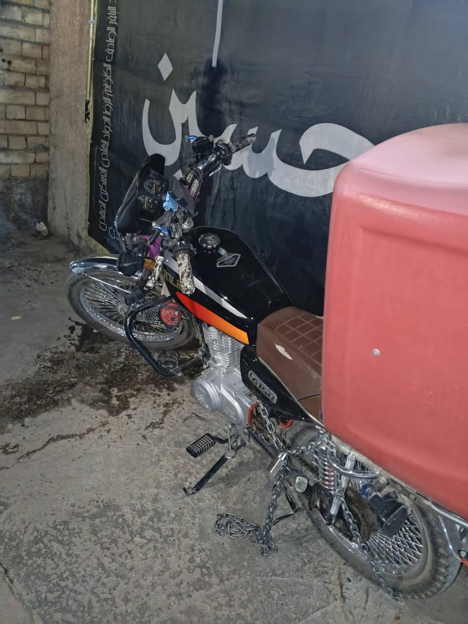 السلام عليكم دراجه ايرانيه مديل 2024 دراجه تخبل الصور ضالمتها ريدها 400 بيها مجال مكلف بنشر رقم صاحب الدراجه ***********
