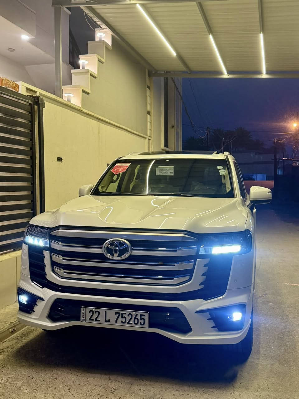 السلام وعليكم 
لاندكروز 2023 gxr توين تيربو ضمان شركة ساز بعدها بالضمان كل سيرفسها بالشركة 

فول مواصفات معروفة / فتحة وبصمة وجلد كراسي كهرباء وتبريد جنطة كهرباء ثلاجة طفاية شاشة لكزس سستم سماعات jbl  لد بالشباك ولباقي فول 
مكفولة كفالة عامة فقط بارد كد شبر بالباب موضحة بالصورة + سونار مرفق بالصور 
ماشية 29 الف كيلو متر حقيقي شرط الفحص
رقم اربيل بأسمي شخصياً 
مكان السيارة بغداد 
للاستفسار / *********** 
السعر / 655 (65.500 $ ) وبيها مجال
