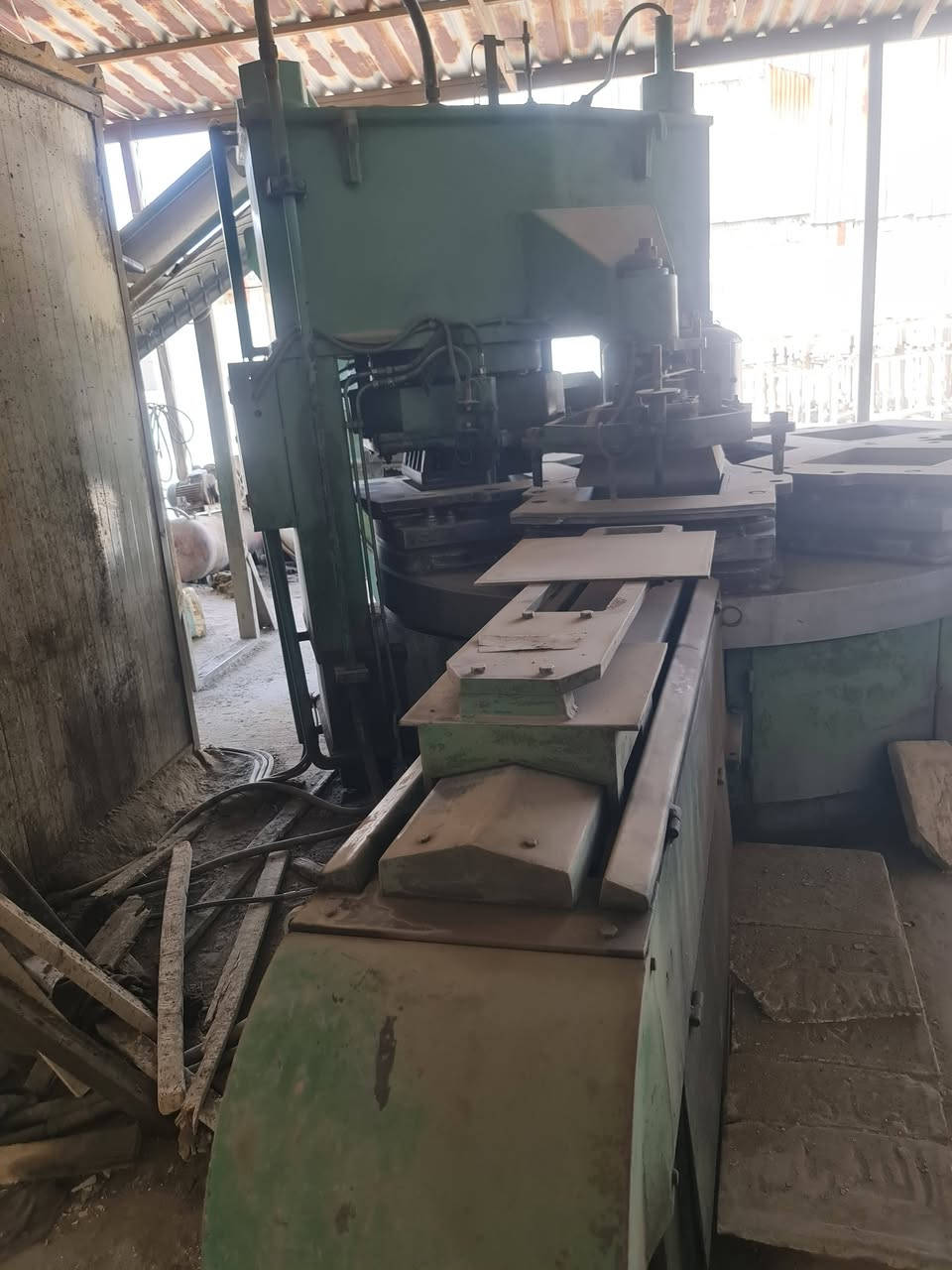 مكابس اثنين اطلاءي اوتوماتيك عدد 2 
وخباطات إيراني عدد 2 
قلابات جلايه عدد 2
اقفاص لصف الكاشي 
رقم التلفون ***********
