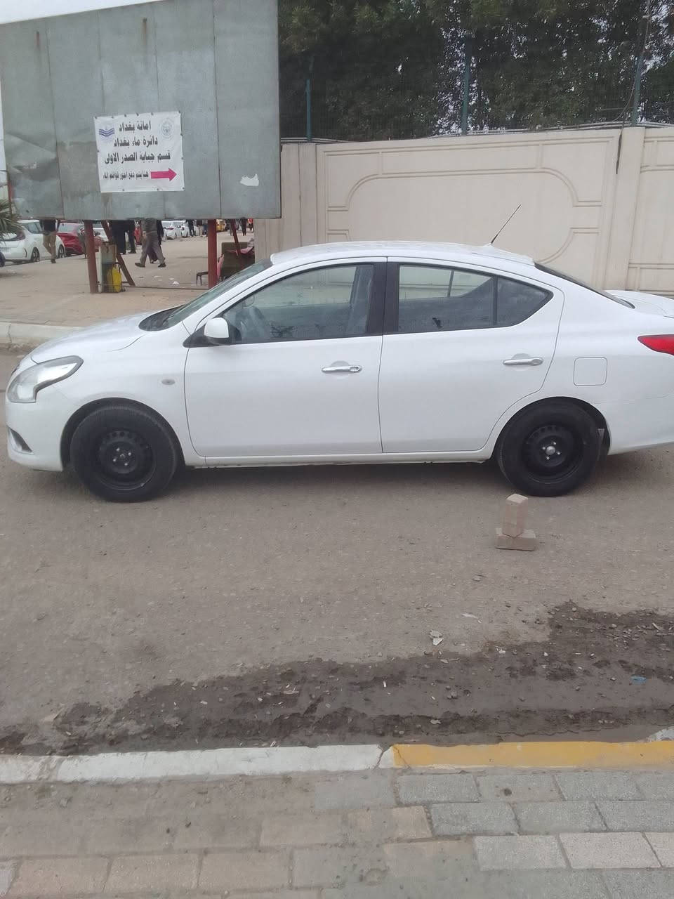 السلام عليكم
نيسان صني خليجي رقم اربيل 
موديل 23 
مكفولة من الصبغ بيهة فقط بارد قليل 
السعر 118وبهة مجال 
العنوان بغداد الجديدة 
هاتف ***********
