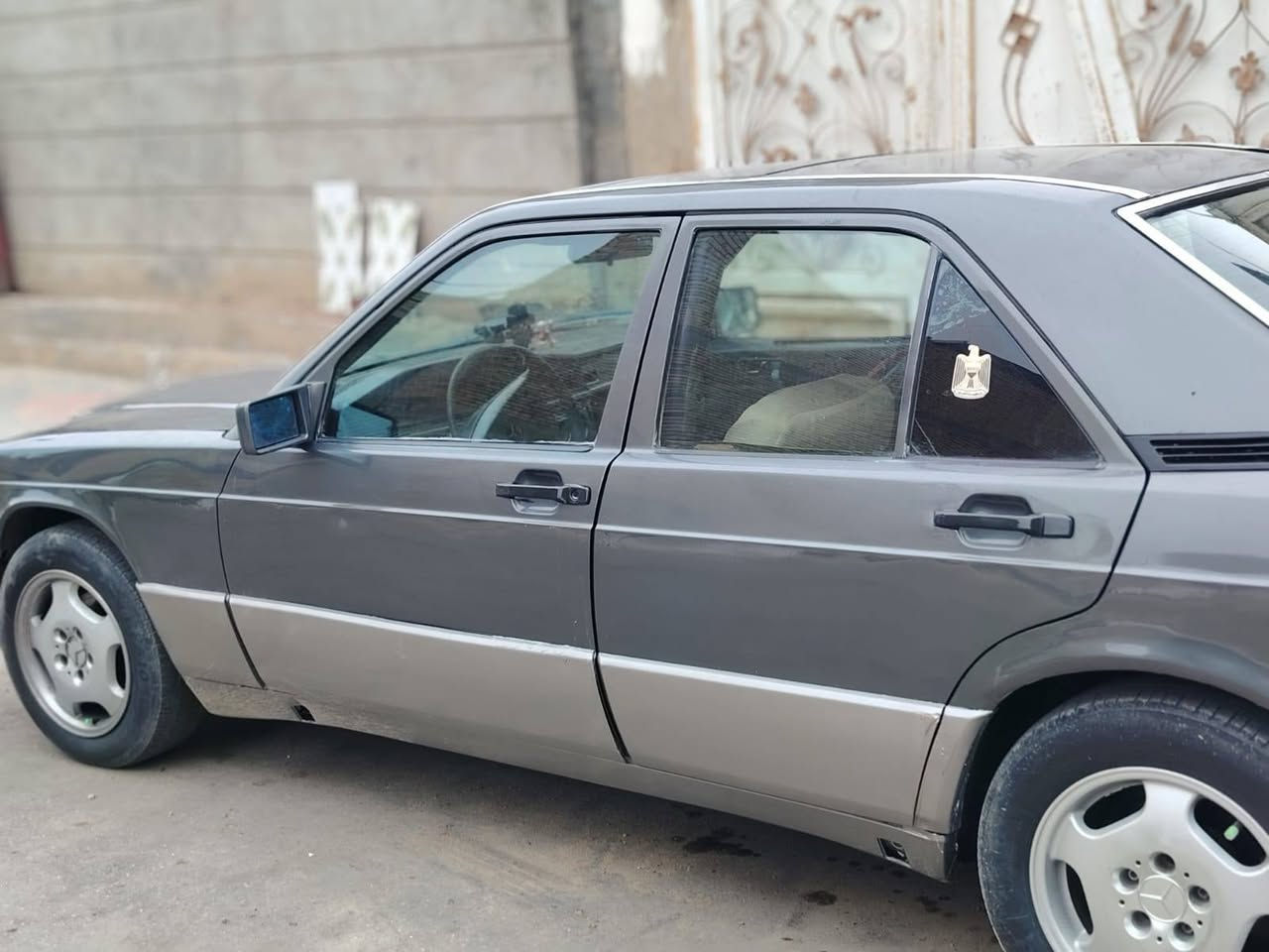 مارسدس ١٩٠ طيارين رقم بغداد مكفولة من الضربه  مصبوغه عام جمالية بدون بوليش السياره محرك ونجي 6 بي خيط بخار كير مكفول اكسن جديد حداديه جديدة سيارة جاهز كهربائيات شغاله سنتر لوك ريمود عن بعد جام كهربائي دوشمه جديدة تخم تاير باله تبريدها بس راديتر مال تبريد بقاله كله شغال محتاج فلوس 
مكاني كربلاء ***********
السعر ٣٨ سعره بلاش والله
