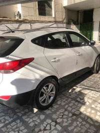 عندي توسان موديل 14 سيارة نضيفة ما عدا الباب اليسر بي شخطة كما في الصو...