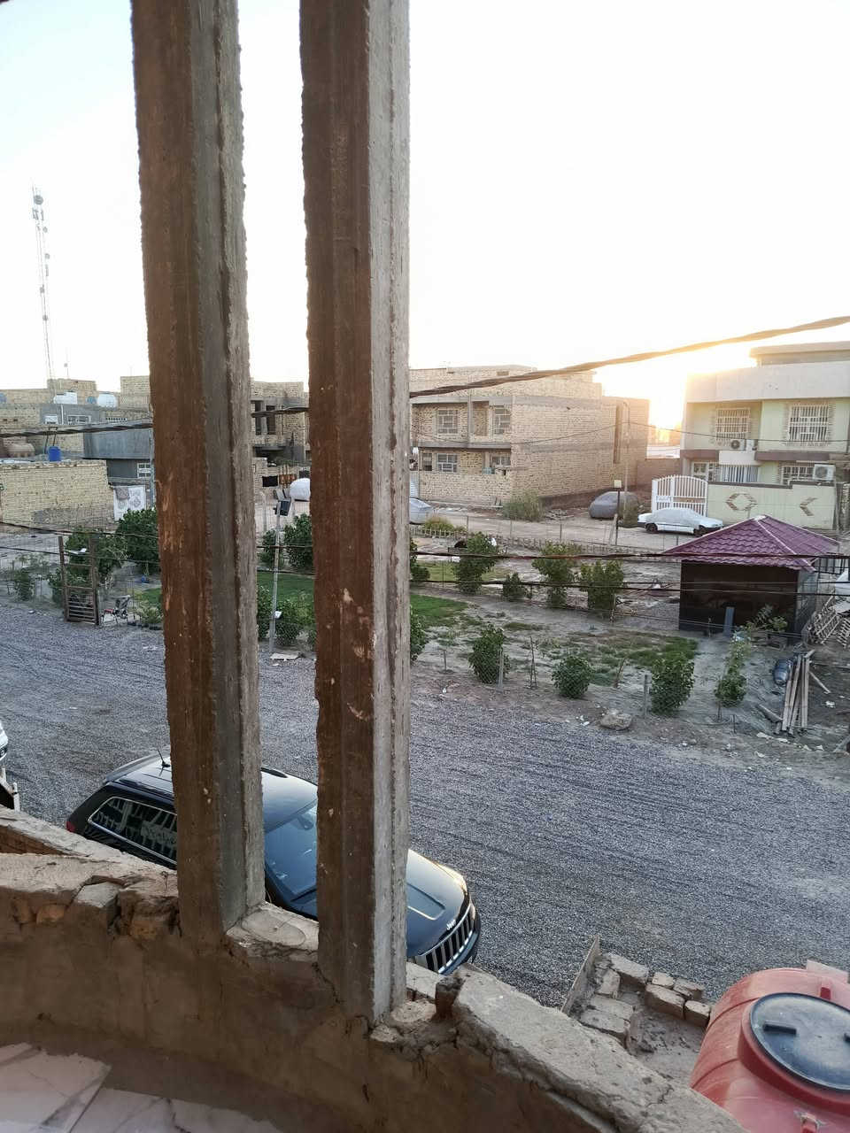 سلام عليكم بيت في حي الزيتون 200متر اول مربع قرب مطعم الراجحي يتكون من غرفه نوم وصاله ومطبخ وستقبال ومجمع صحيات ولطابق الثاني يتكون من غرفتين وصاله ومطبخ وصطح ومجمع صحيات علما لبيت باقي عليه 4ملاين عقار وملاحضه البيت الطابق جوه عوزه صبغ وترتيب لصاله والغرفه فقط والباقي كله جاهز علما البيت مطل عله ساحه وعله الشارع العام@ واتساب ***********
