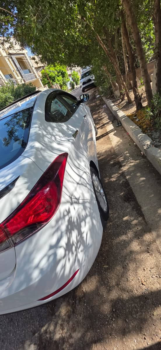 عندي النترا 2016خليجيه فول مواصفات  كلش حلوه وسونارها منشور مكينه جبيره 2000 ابد ممفتوحه بحياتي مفاتحه البنيد تبريد ثلج مالتها بيها صبغ بسيط منشور بالسونار تايرات جديده بيها  نضيفه بمعنى الكلمه على ايدي مال بيت 
سعرها119 مكاني بغداد السيدية 
***********
