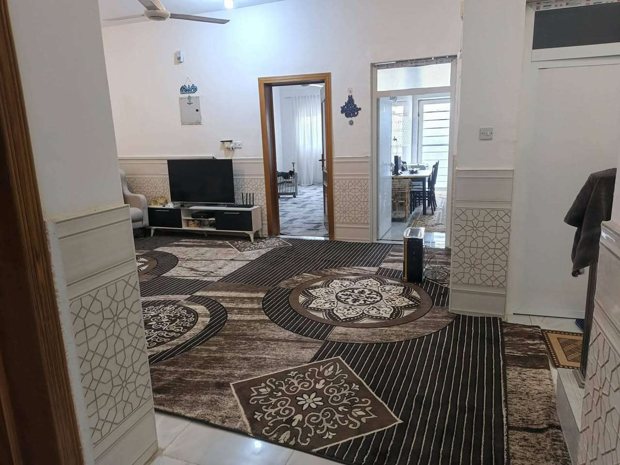 السلام عليكم
🏠 🏡 🛖 طابو صرف للبيع مساحة 214 بدوح طابقين
ط1 غرفتين وصالة وبراني ومطبخ وصحيات داخليه وخارجيه وطارمة صب كونكريت البيت جدآ جدآ نظيف ومرتب تحفة 
ط2 غرفتين وصالة وحمامات عكادة بناء سنه 2023 
بناء الشركة بسسسسس هيكل وتشيط شخصي درجة أولى 
مطلوب للمصرف العقاري 88 مليون تسديد بشهر 460 ألف 
بيد صاحب العقار 90 مليون قابل للتفاوض 
البيت قريب ع أسواق الياقوت نهايته الدوح 
***********
