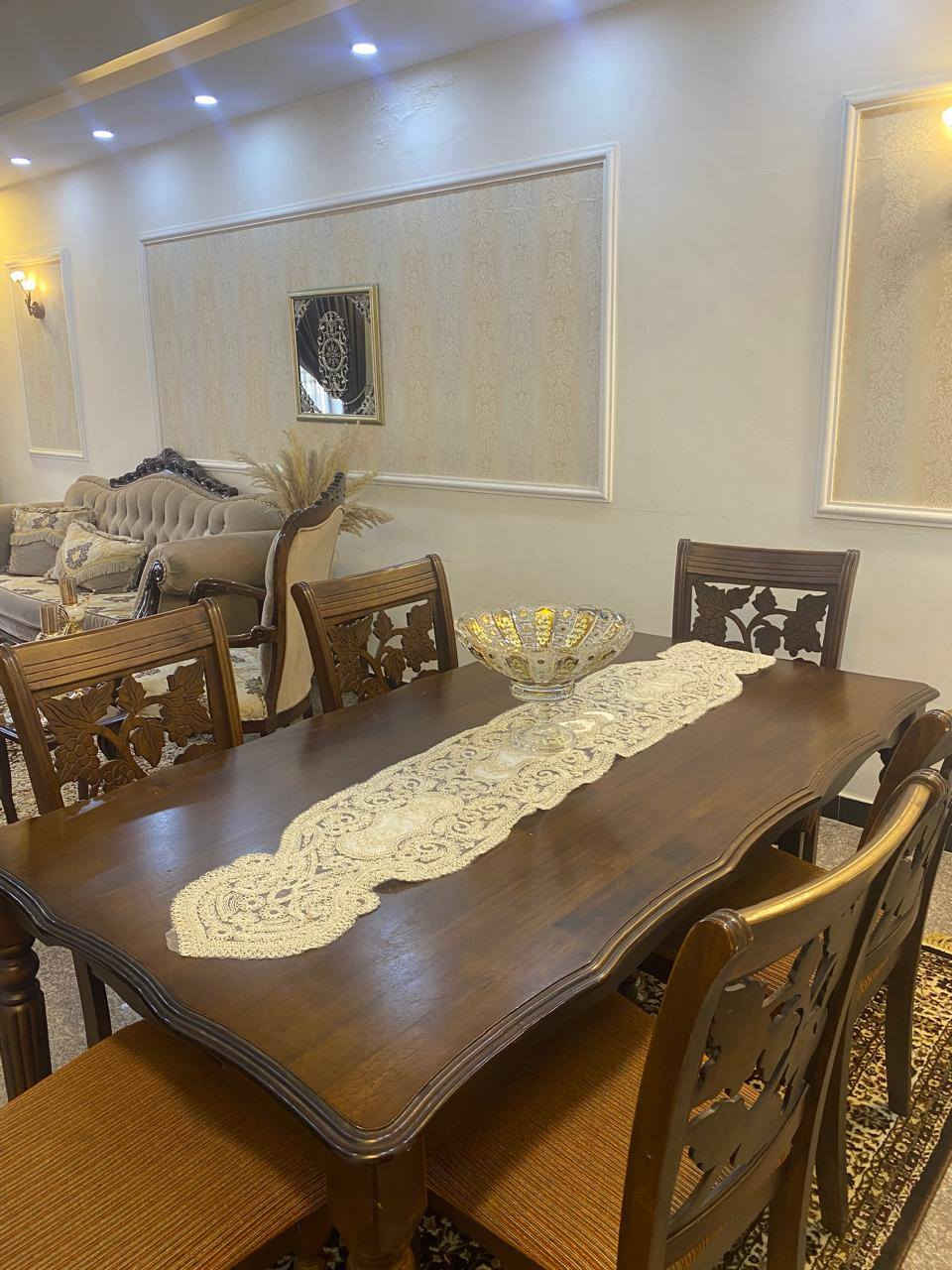 ميز طعام غرفة ضيوف معروض للبيع 6 كراسي 180سم في 100 سم استعمال قليل مشتري قبل سنتين من الجشعمي 
السعر المطلوب 250 الف وبي مجال 
علما انه مشتري 700 الف في وقتها
***********
***********
