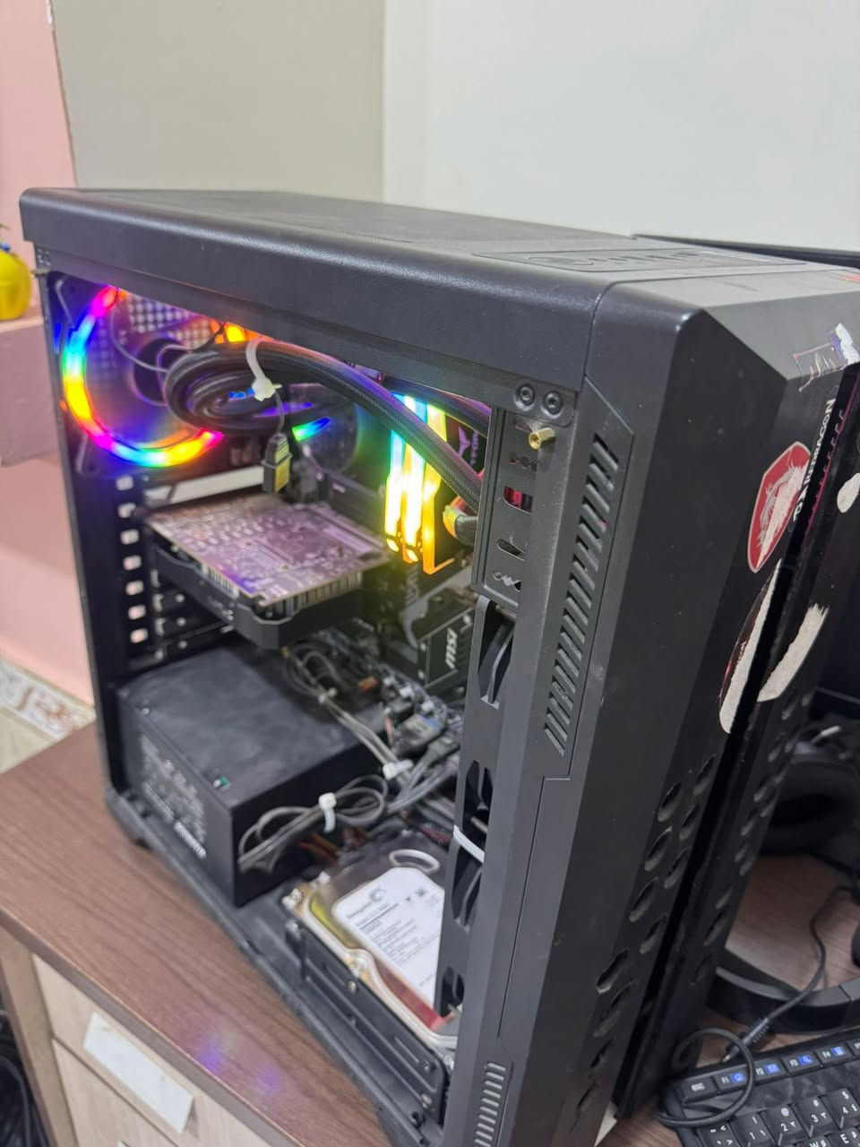 تجميعه البيع بسعر ٨٠٠
* المعالج: AMD Ryzen 5 3600X

* الرام: 64GB (16x4)

* اللوحة: MSI B450 TOMAHAWK MAX

* كارت الشاشة: NVIDIA GTX 1050 Ti 4GB

* هارد 2 TB نوع M2 سامسونج 

* منظومة تبريد مائية للمعالج


**إذا كنت صاحب هذا الإعلان وتريد حذفه لأي سبب، رجاءا أرسل رسالة إلى الدعم الفني**