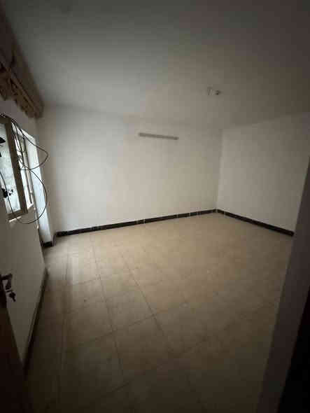 #للايجار__________في__________السيدية

بيت ١٢٠ متر مدخلين

يحتوي على ٤ غرف نوم صالة مطبخ 

خدمات عدد ٢ و كراج نظيف جدا

للأستفسار آكثر الأتصال على الرقم

***********

آو زيارة المكتب الكائن في منطقة السيدية 

شارع جامع الأقصى مقابل لحوم جويلي
