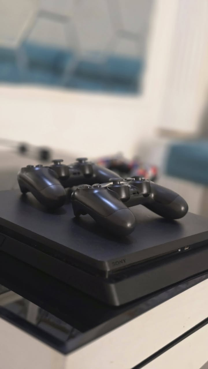 للبيع PlayStation 4 Slim سعة 512GB
✅ نظافة 95%
✅ وياه 2 جويستك
✅ قرص GTA V أصلي

السعر: 240 ألف دينار فقط
للتواصل على الواتساب : *********** 
الجهاز شغال ممتاز وما بي أي مشاكل، والفحص قبل الشراء. وبي ضمان

توصيل لكل العراق 📦
