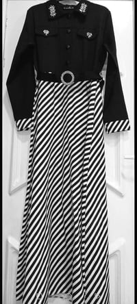 فستان قياس ٤٢ • بشت ٤٠-٤٦ • نضاف حيل