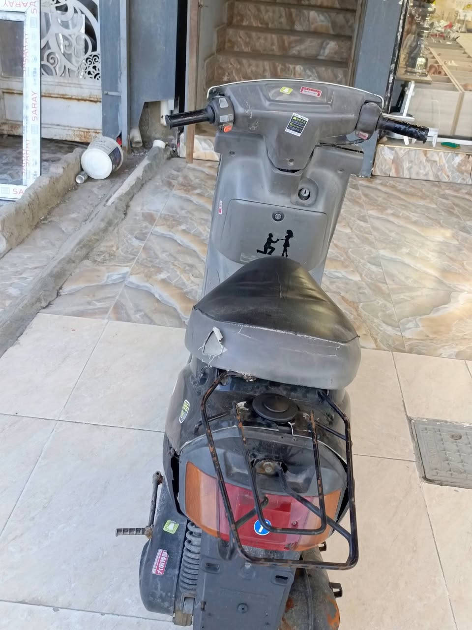 دراجة  يماها مرتب الشاصي بلادي كهربائيات شغالة كمل اشاير شغالة كلوب الدهن المكينة ما مفتوحة التاير الخلفي جديد مال موضف 200 وبي مجال قليل وللشراي يدلل رقمي ***********
