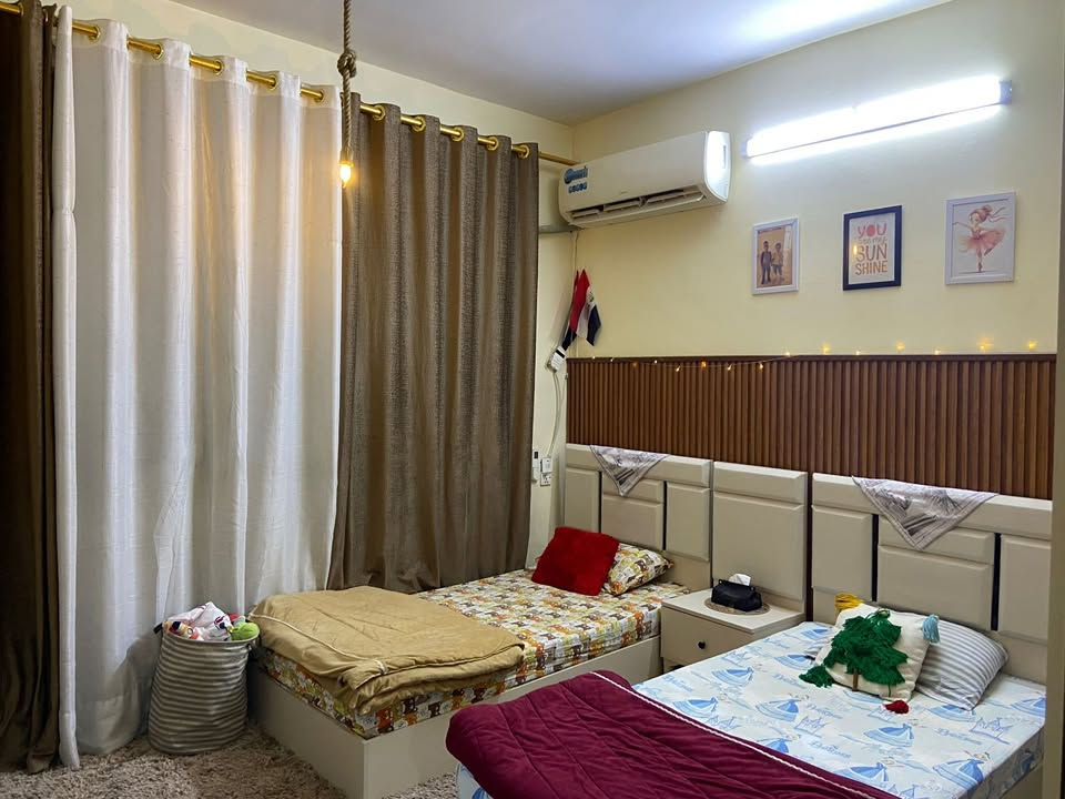السلام عليكم
بيت للبيع داخل قيصرية فرع صيدلية المثلث بظهر اعدادية الوزيريه منطقه هادئة كلش وشوارعها حلوه وناسها احلى تحتوي على بيتين فقط بيتي وبيت ثاني 
مساحة البيت ٦٣ متر واقع حال ٨١ والواقع الحال مسوي اني طرمة ويرهم يصير اي شي تريد تبني ماكو مشكله يعني ابيع ٨١ متر بسعر ٦٣ متر 
ثلاث طوابق 
يحتوي على طرمة كبيره وطرمه صغيره 
الطابق الأرضي صاله كبيره وحمام ومطبخ و وره بيت ومنور 
الطابق الثاني غرفتين  وممشى وحمام 
الطابق الثالث غرفه وممشى وحمام وسطح ومخزن وبيتونه وكل الغرف تحتوي على بالكونات 
البيت بناء ٢٠١٦ وتم تحديث أرضيات الطابق الأرضي من الطرمه لغاية وره البيت كله بورسيلين إسباني بالاضافه إلى الحمامات ال٣ 
السعر ٢٥٠ مليون 
بدون دلالية اني صاحب البيت 
للاستفسار الاتصال على الرقم ***********
