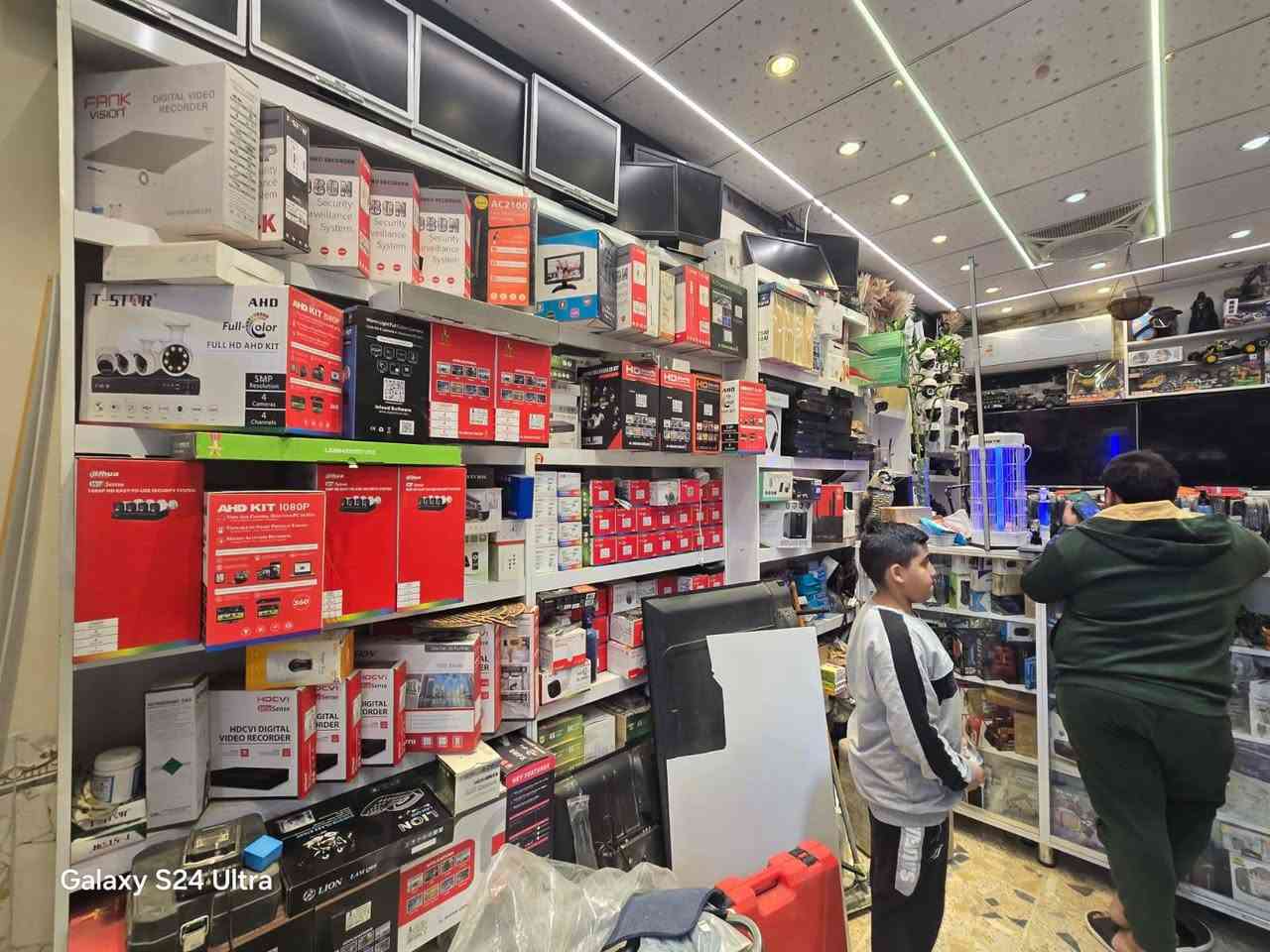 🔴مكتب سكيورتي يوفر لكم كافة خدمات كاميرات المراقبة والستلايت 🔴 بيع  وتنصيب كافة انواع كاميرات المراقبة وصيانتها بيع وتنصيب كافة انواع الستلايت تصليح الشاشات بيع وتفعيل اشتراك قناة الرابعة.
حي البساتين شارع الضباط قرب المنتزه مجاور مركز مياه طيبة 2 
***********للاستفسار حجي علي
@الجميع
