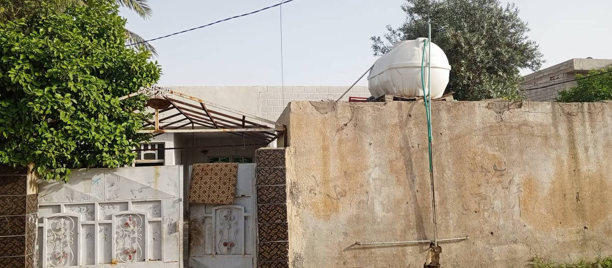 بيت للبيع 
العنوان المقدادية حي المهدي 
المساحة 400وكسور 
يحتوي على ثلاث غرف نوم واستقبال وصالة ومطبخ وصحيات 
السعر 45 مليون وبي مجال 
للاستفسار الاتصال على الرقم 
‏‪***********‬‏
