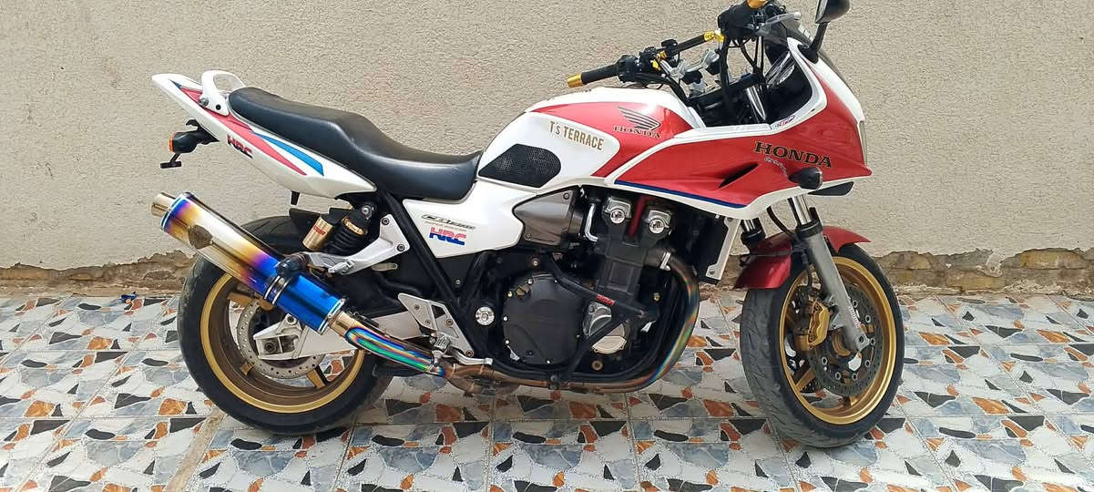 Cb 1300
سلام عليكم سيبي 1300 للبيع دراجه نظيفه ومكفوله كفاله عامه 
دراجه رمبه من الشمال ماصارلها اقل سنه من ماشيه بلعراق

- عليها يدات تزويد تدفئه
- صالنصه رياضي 
-دبلات رياضيه
- منفيس شمالي ومكاتبه . فقط

الدراجه احلى بلواقع من الصور 
السعر المطلوب بيها - 50 ورقه وبيها مجال للشراي -


**إذا كنت صاحب هذا الإعلان وتريد حذفه لأي سبب، رجاءا أرسل رسالة إلى الدعم الفني**