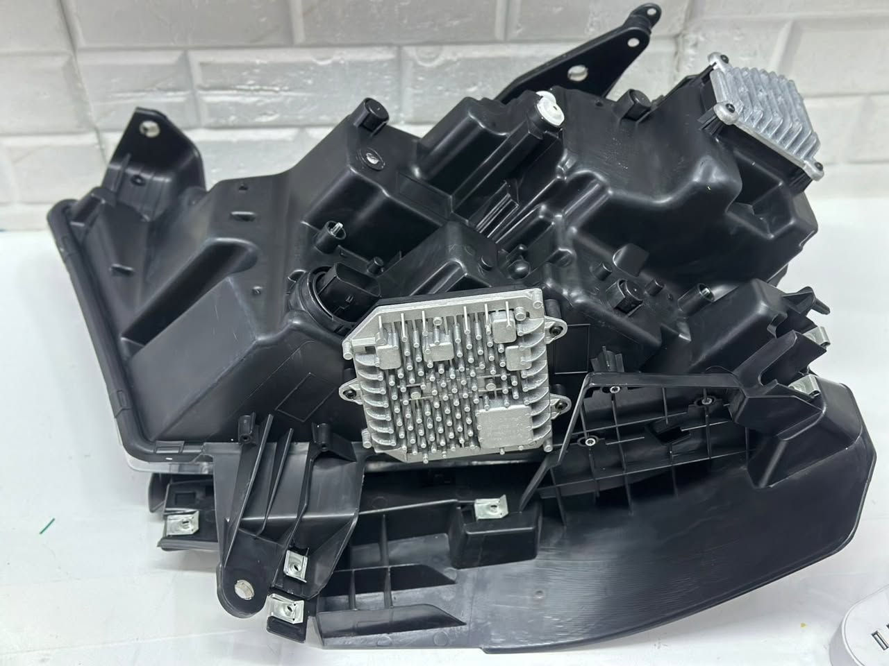 هذا المنتج هو مصباح أمامي LED لسيارة من نوع دودج رام (Dodge Ram).
eBay
eBay
 +1
تفاصيل المنتج
نوع السيارة: يتوافق هذا المصباح بشكل أساسي مع طرازات Dodge Ram 1500، وبشكل خاص فئات TRX، وLimited، وLonghorn.
سنوات الموديل: يغطي الموديلات من عام 2019 وحتى 2024.
المواصفات التقنية:
يعمل بتقنية Full LED بالكامل.
يحتوي على أضواء نهارية (DRL) وميزة العاكس الأسود (Black Reflector)


**إذا كنت صاحب هذا الإعلان وتريد حذفه لأي سبب، رجاءا أرسل رسالة إلى الدعم الفني**