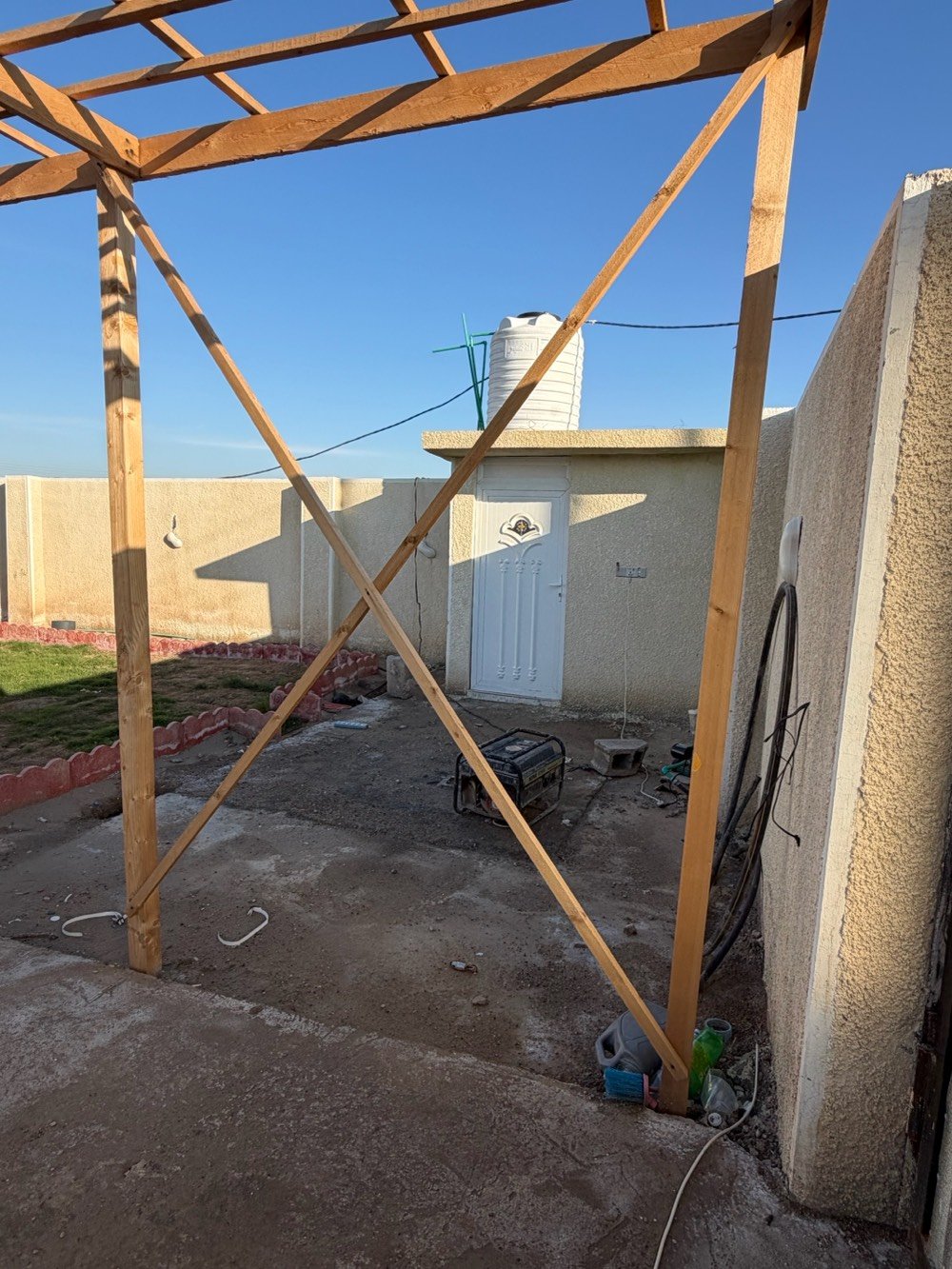 بيت في موقع هادئ ومميز مع مساحة خارجية واسعة تصلح كمكان ترفيهي أو حديقة. يتوفر فيه جلسة خارجية مشمسة مثالية لأوقات الاسترخاء، مع بنية pergola خشبية تضيف جمالية للمكان. الدار يحتوي على غرفة كبيرة, أرضية مبلطة بشكل جيد، ومجهز بجهاز تلفزيون. تصميم عصرى يوفر مساحة مريحة وواسعة للعيش.